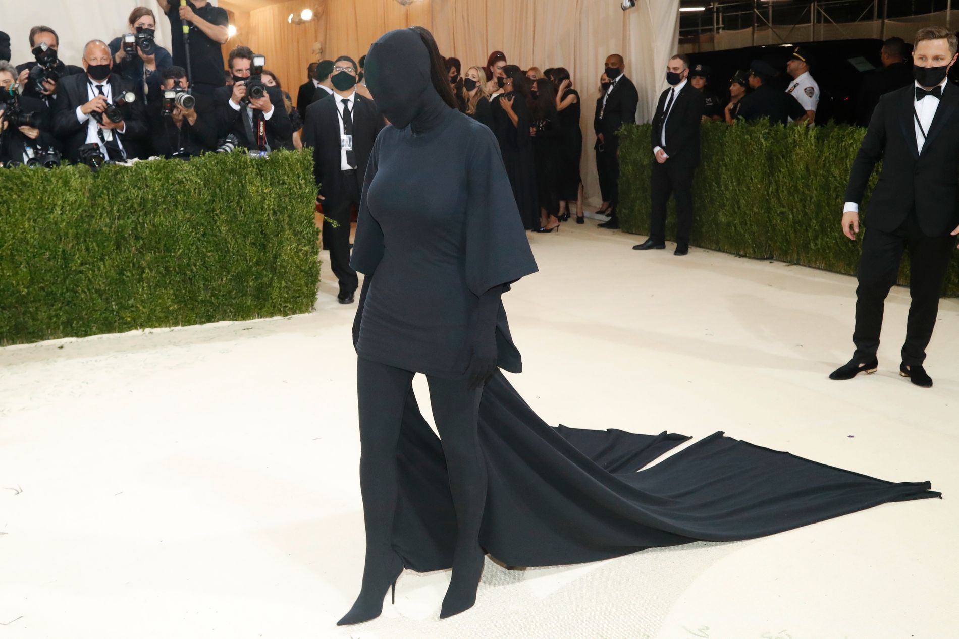 Kim Kardashian vakte oppsikt i dette antrekket på Met-gallaen. 