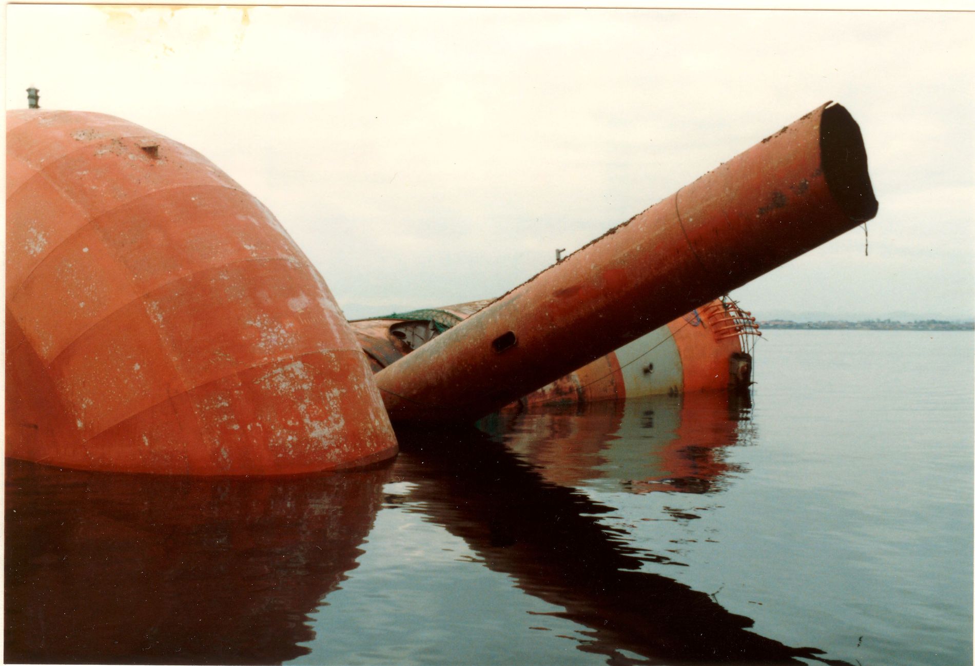 Den avrevne D-leggen med staget D-6 hvor hydrofonen var satt inn. D-leggen ble tauet inn til Åmøyfjorden ved Stavanger i slutten av mars 1980.