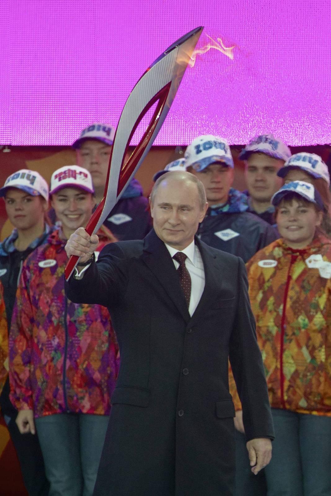 IOC er enige med Putin i at politikk bør holdes adskilt fra idrett. Protestere får man gjøre senere. Sånn sett passer Russland som hånd i hanske med de olympiske idealene, skriver Bjørn Stærk. Her Vladimir Putin med den olympiske ild. 