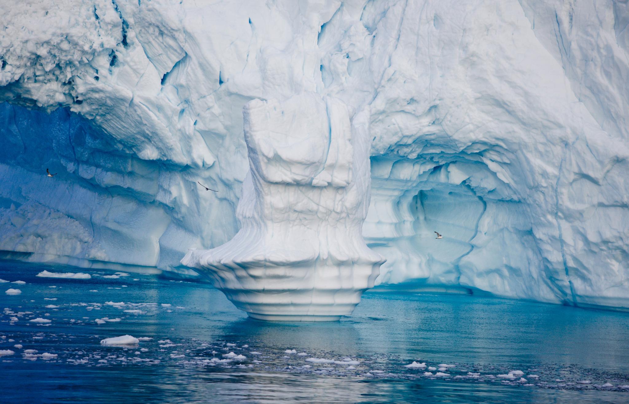 Grønlandsisen er en av hovedkildene til smeltevann som gjør at havnivået øker.