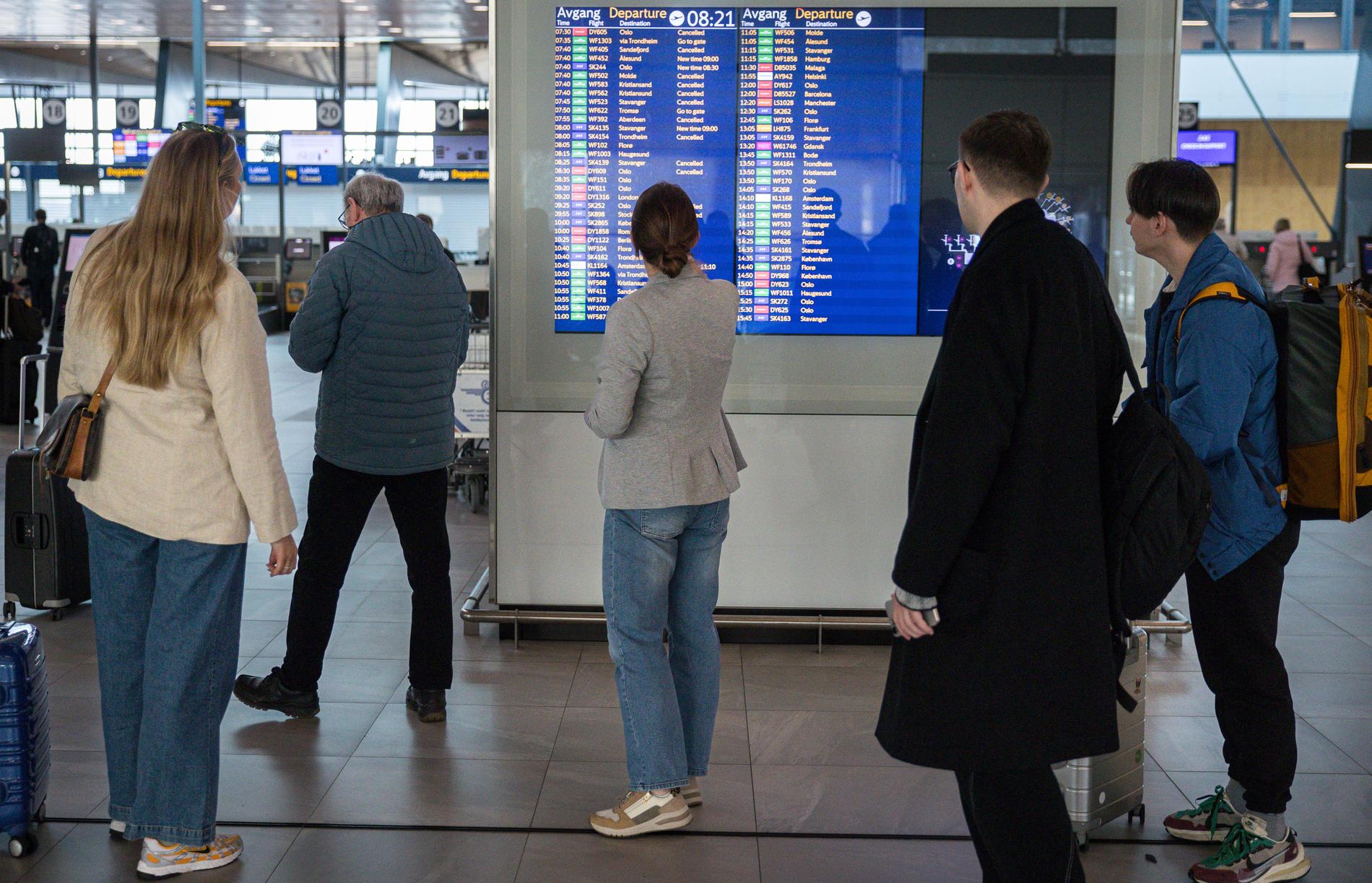 Flyselskapene råder reisende til å møte opp som normalt. Her fra Flesland torsdag morgen.