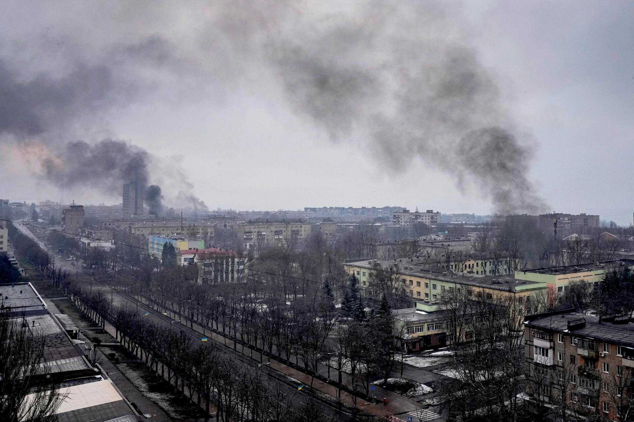 Dette bildet viser branner i Mariupol etter russisk artilleri – og luftangrep på onsdag. 