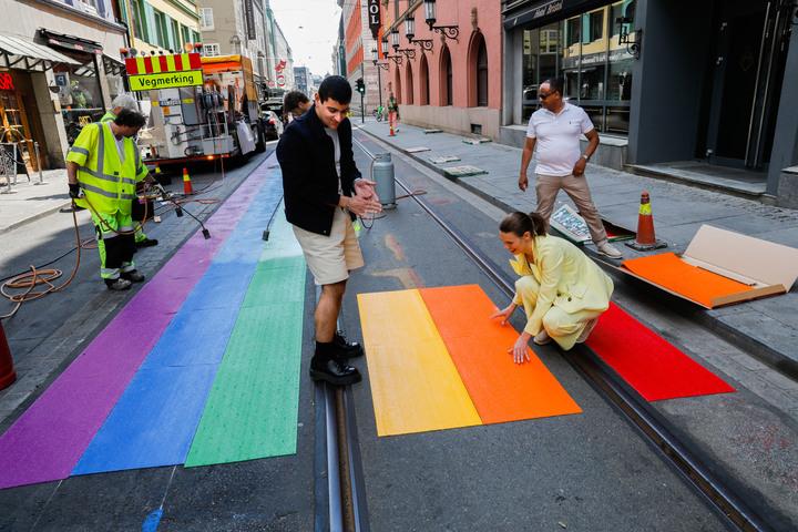 Rauand Ismail (MDG), Sirin Stav (MDG) og daglig leder ved London Pub, Desta Selassie, var med da Rosenkrantz’ gate igjen ble malt i regnbuens farger i mai. 