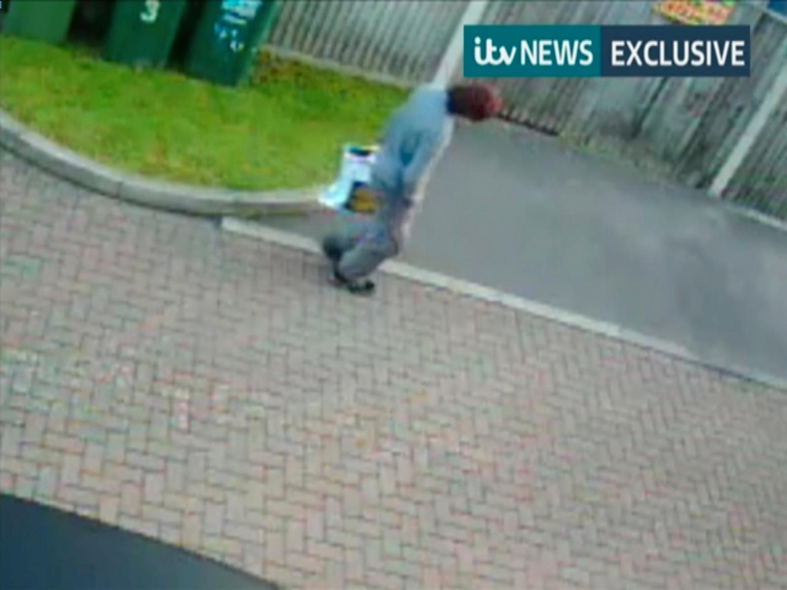 En mann ble fanget av et overvåkingskamera i Sunbury-on-Thames fredag morgen. Med seg hadde han en Lidl-pose som ligner på posen som bomben ble funnet i. Bildet ble tatt i nærheten av adressen til ekteparet som skal ha vært den mistenkte 18-åringens fosterforeldre.
