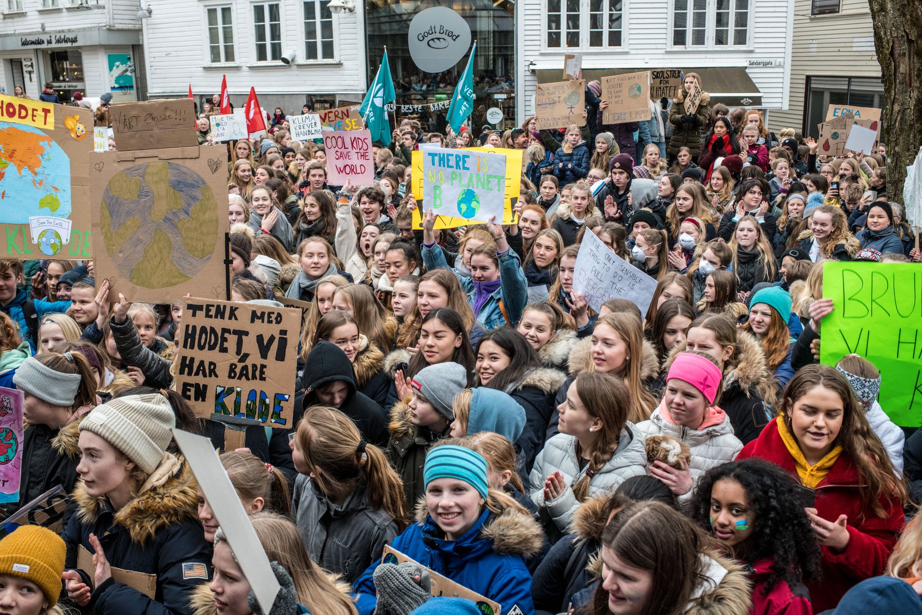 Her er et bilde fra da flere hundre ungdommer fylte gatene i Stavanger sentrum med krav om større innsats mot klimaendringene i vår. 