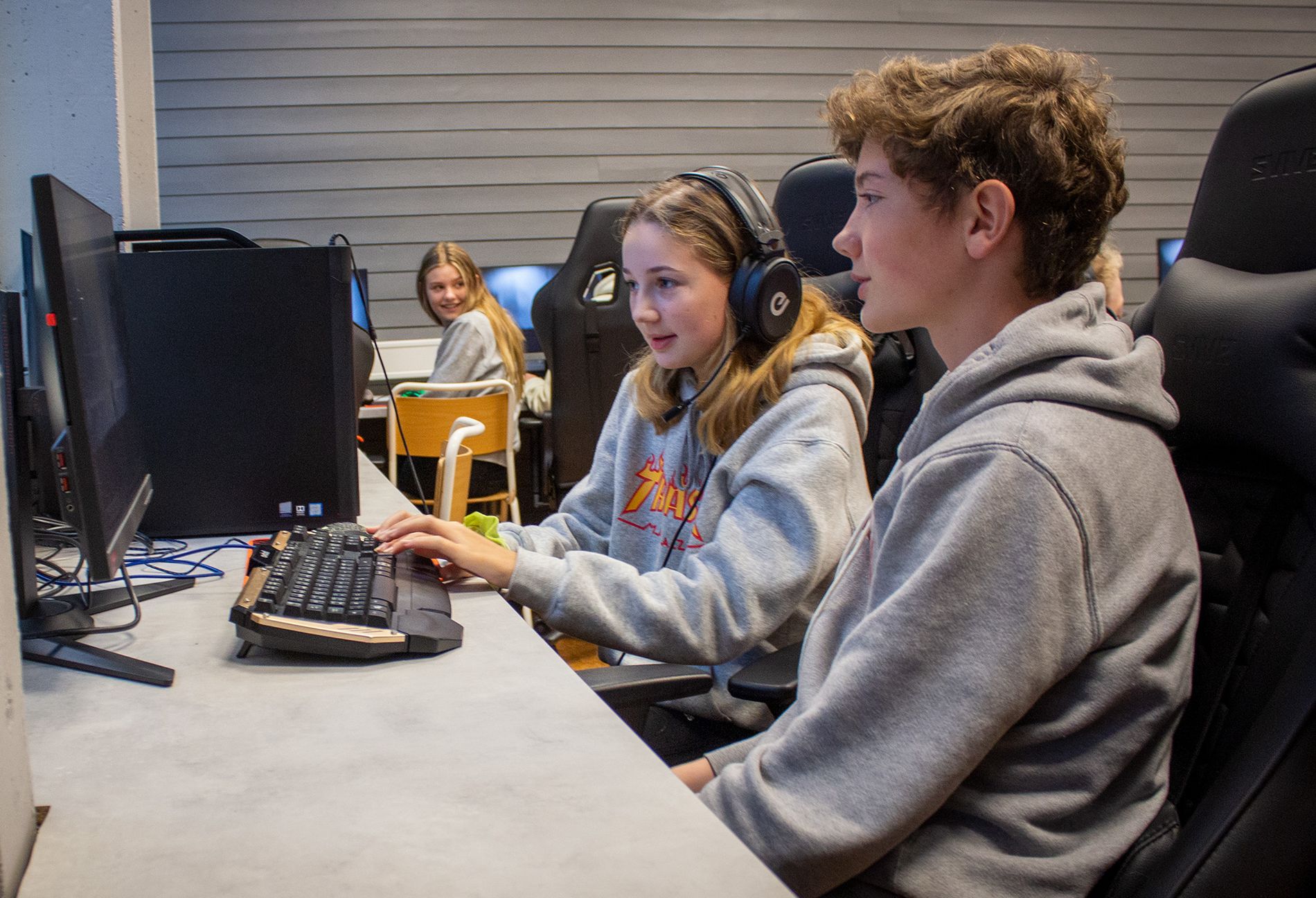 Henrikke Johnsen (13) og Sander Stoltenberg (13) i 8a synes det er spennende å kunne inkludere dataspill som en del av undervisningen. 