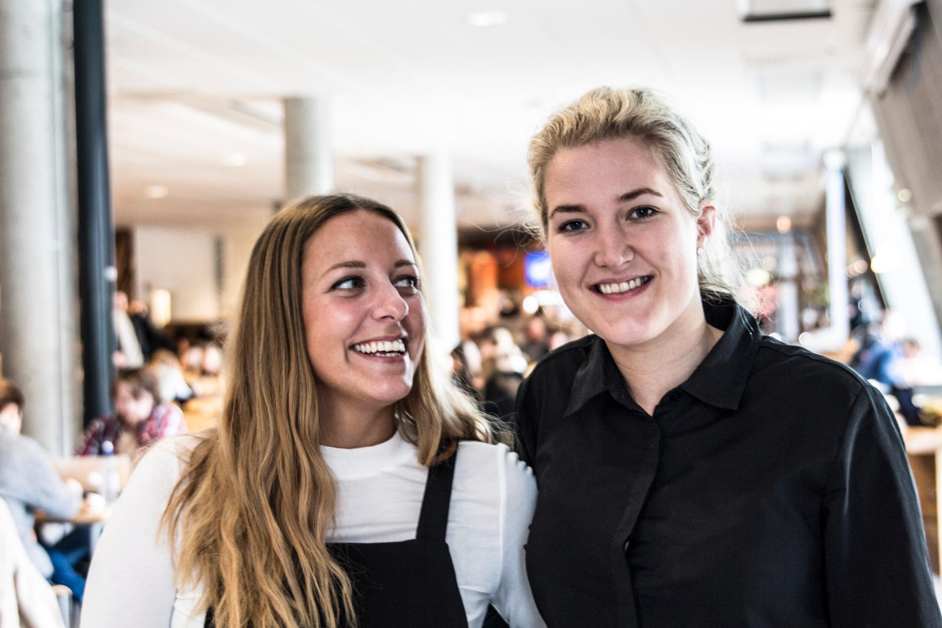 UiA-studenter Anne Marie Rønnevik (25) og Malene Danielsen (23) synes det er positivt at unge jenter kan få gratis HPV-vaksine. Foto: Kristian Hole