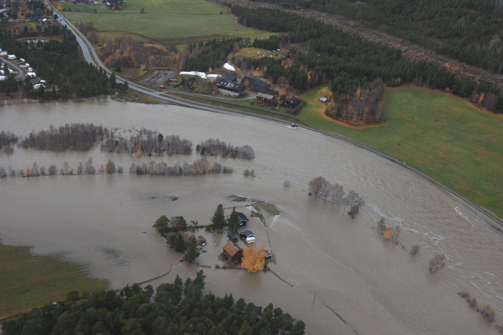 Bilde tatt fra politihelikopteret av flommen i Skjåk.