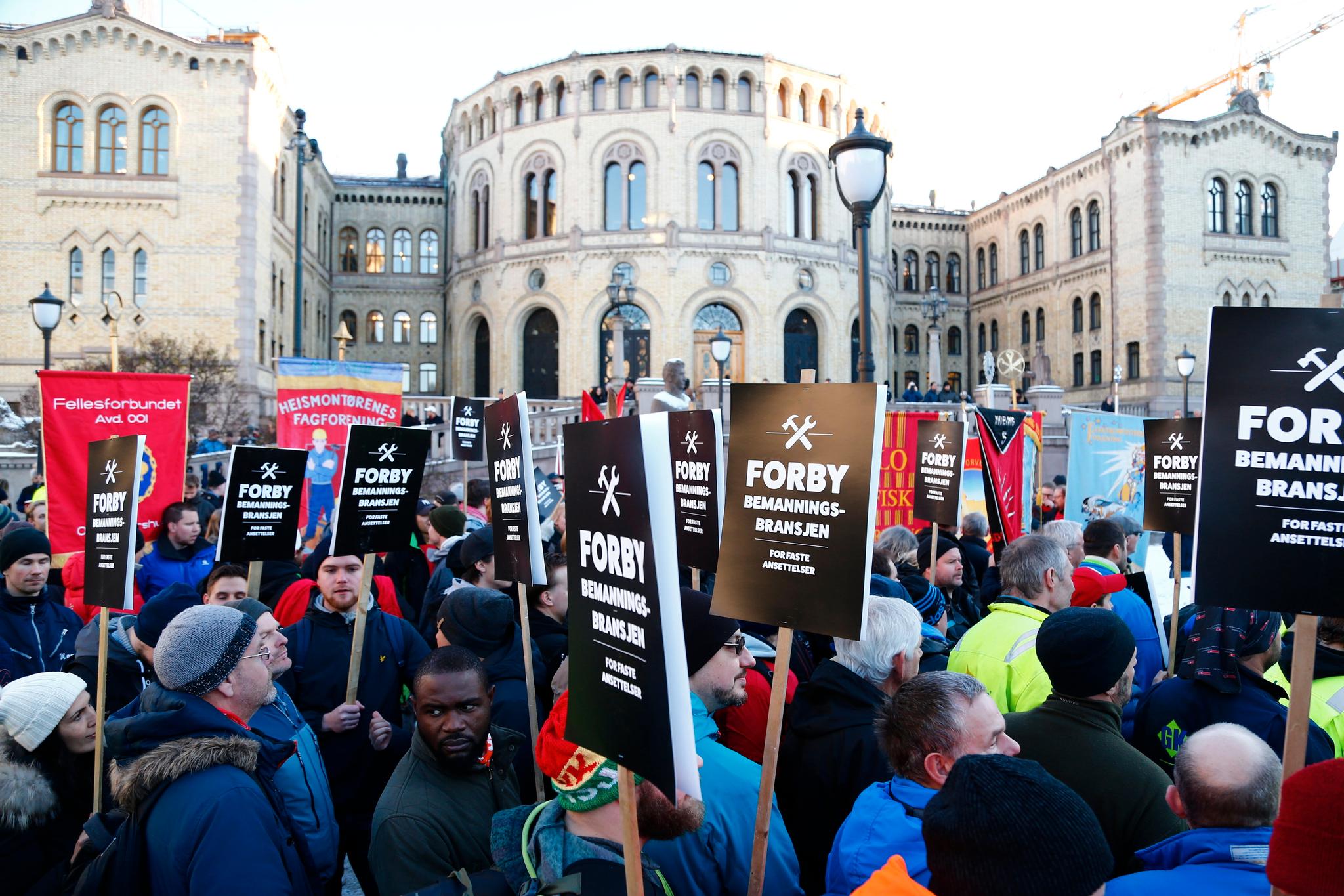 I november i fjor møtte bygningsarbeiderne opp foran Stortinget med et klart budskap mot bemanningsselskapene.