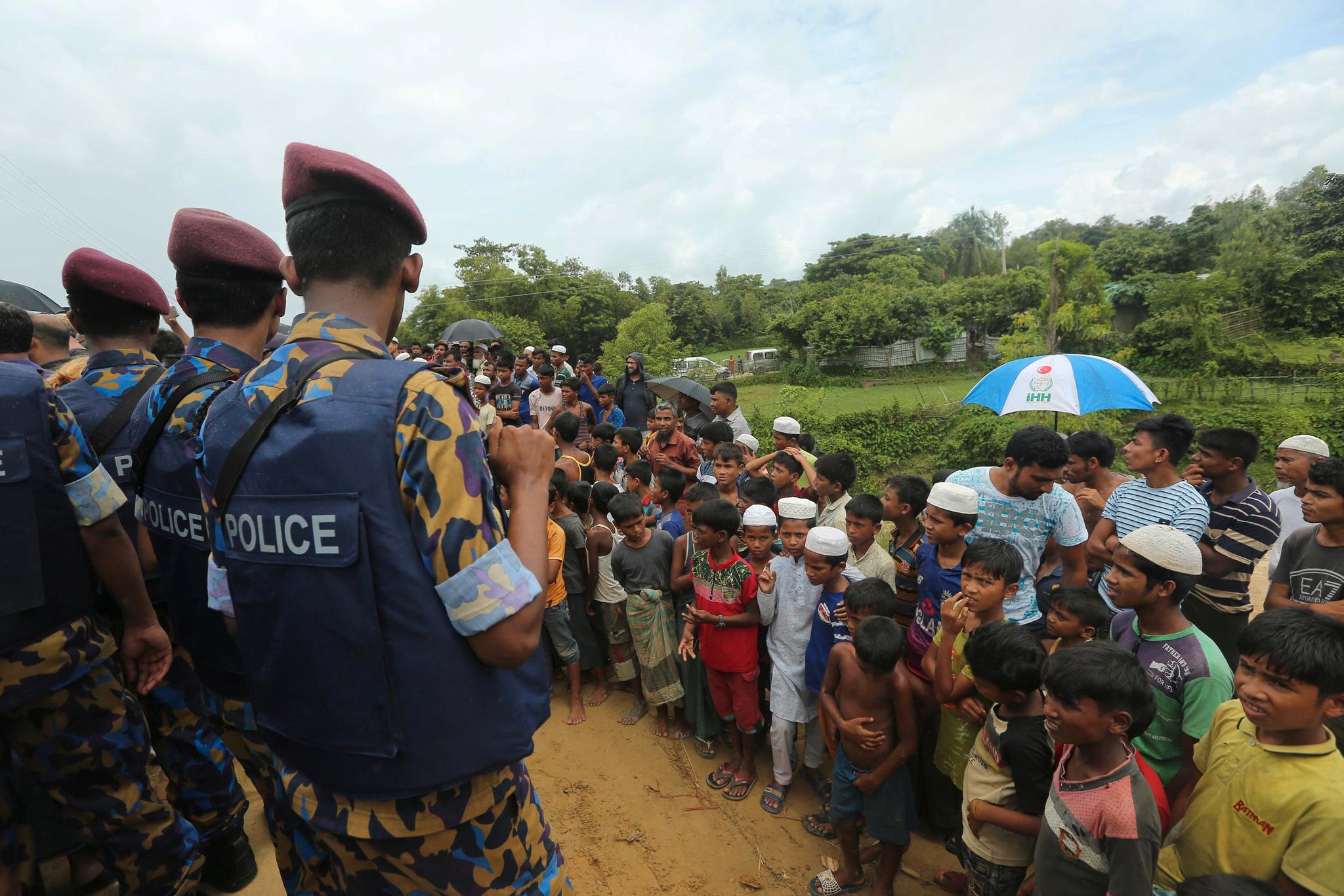 Rohingya-barn venter på at politikere fra Kina og Myanmar skal komme på besøk til flyktningleiren i Bangladesh. 