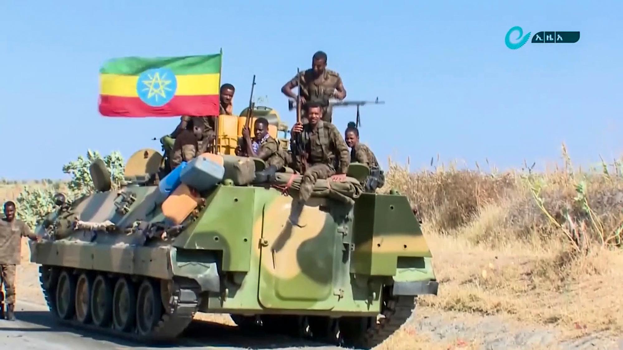 Dette udaterte bildet fra Etiopias statlige nyhetsbyrå viser et militært kjøretøy nær Tigray-regionen. 
