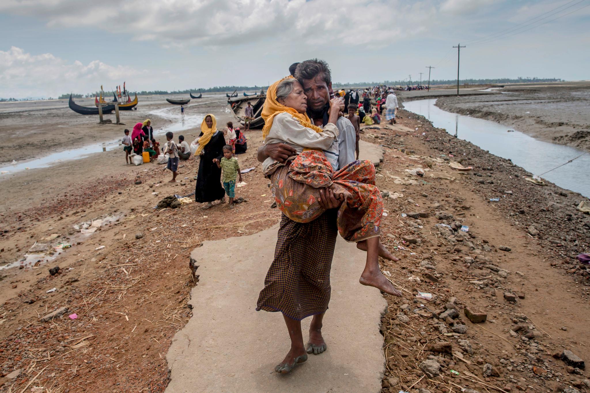 Minst 400.000 mennesker er på flukt etter at volden blusset opp i Rakhine for snart fire uker siden.