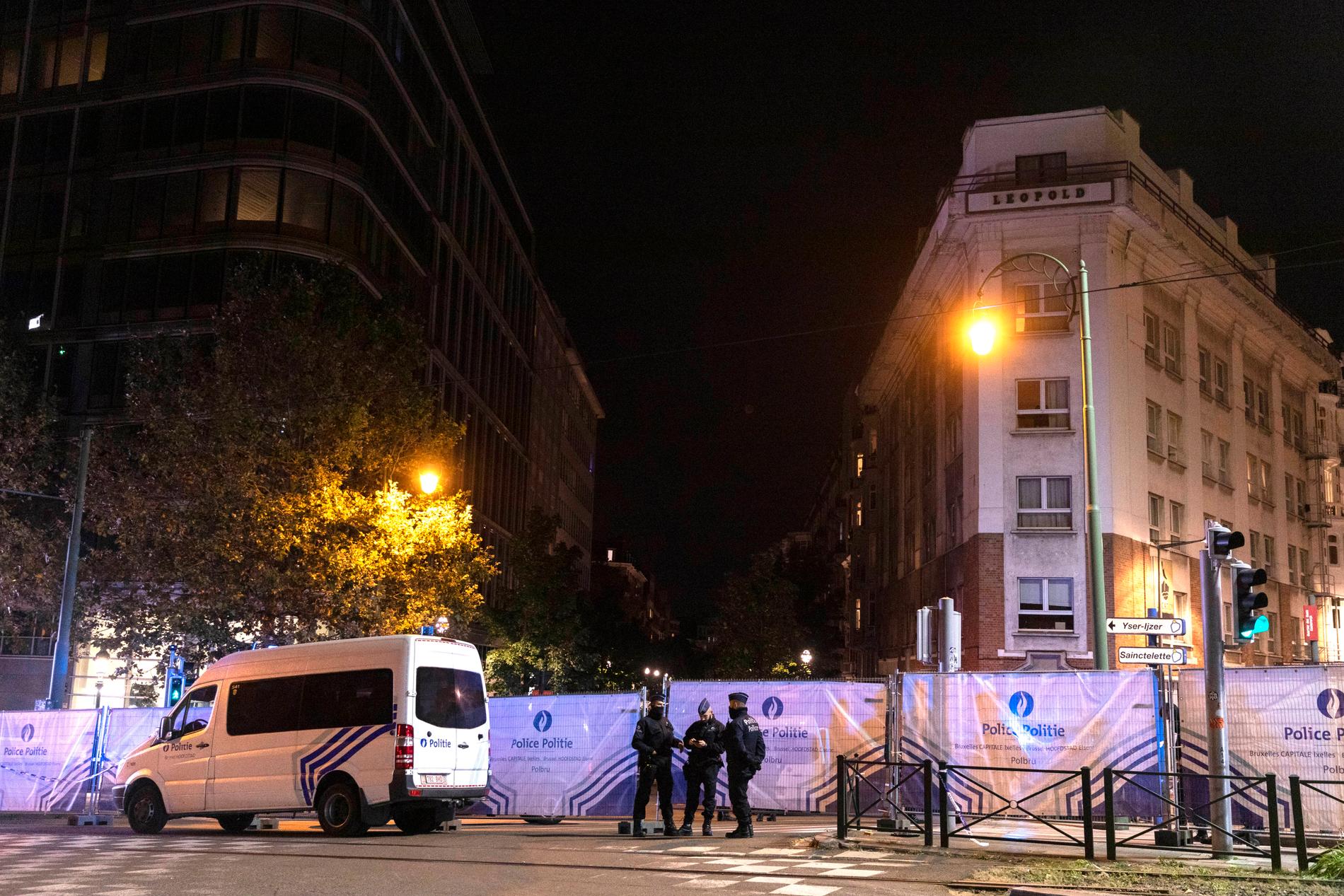 Politiet sperret raskt av flere gater rundt åstedet sentralt i Brussel mandag. Gjerningsmannen stakk fra stedet på skuter og var på rømmen gjennom natten. 