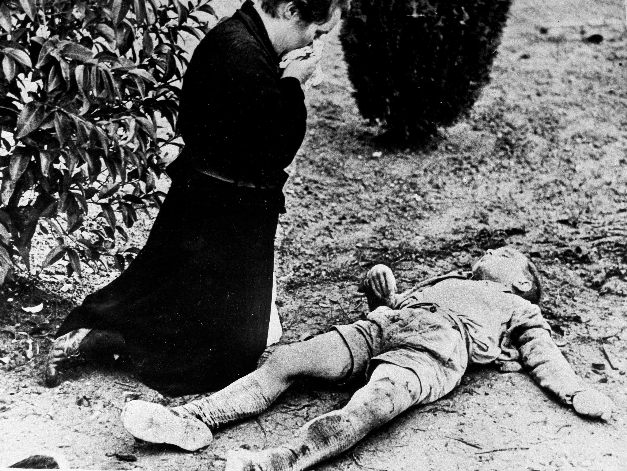En mor gråter over sin sønn, som ble drept i et fascistisk luftangrep mot en skole i Lerida, Catalonia i november 1937. Tilsammen ble 56 skolebarn mellom seks og åtte år drept i angrepet. 