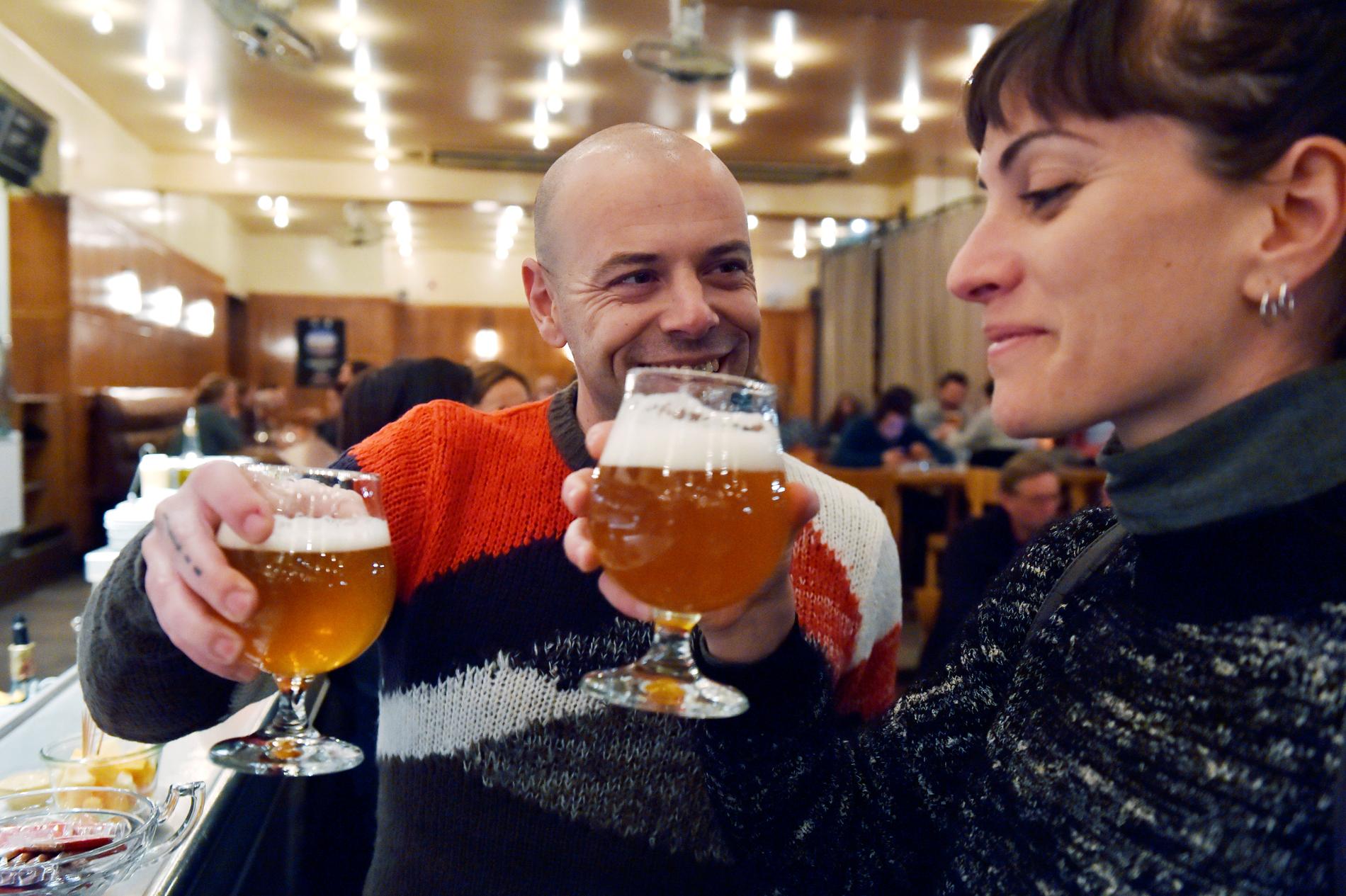 Belgisk ølkultur er nå vernet av UNESCO. Her drikker to glade kunder øl på en pub i Brussel.