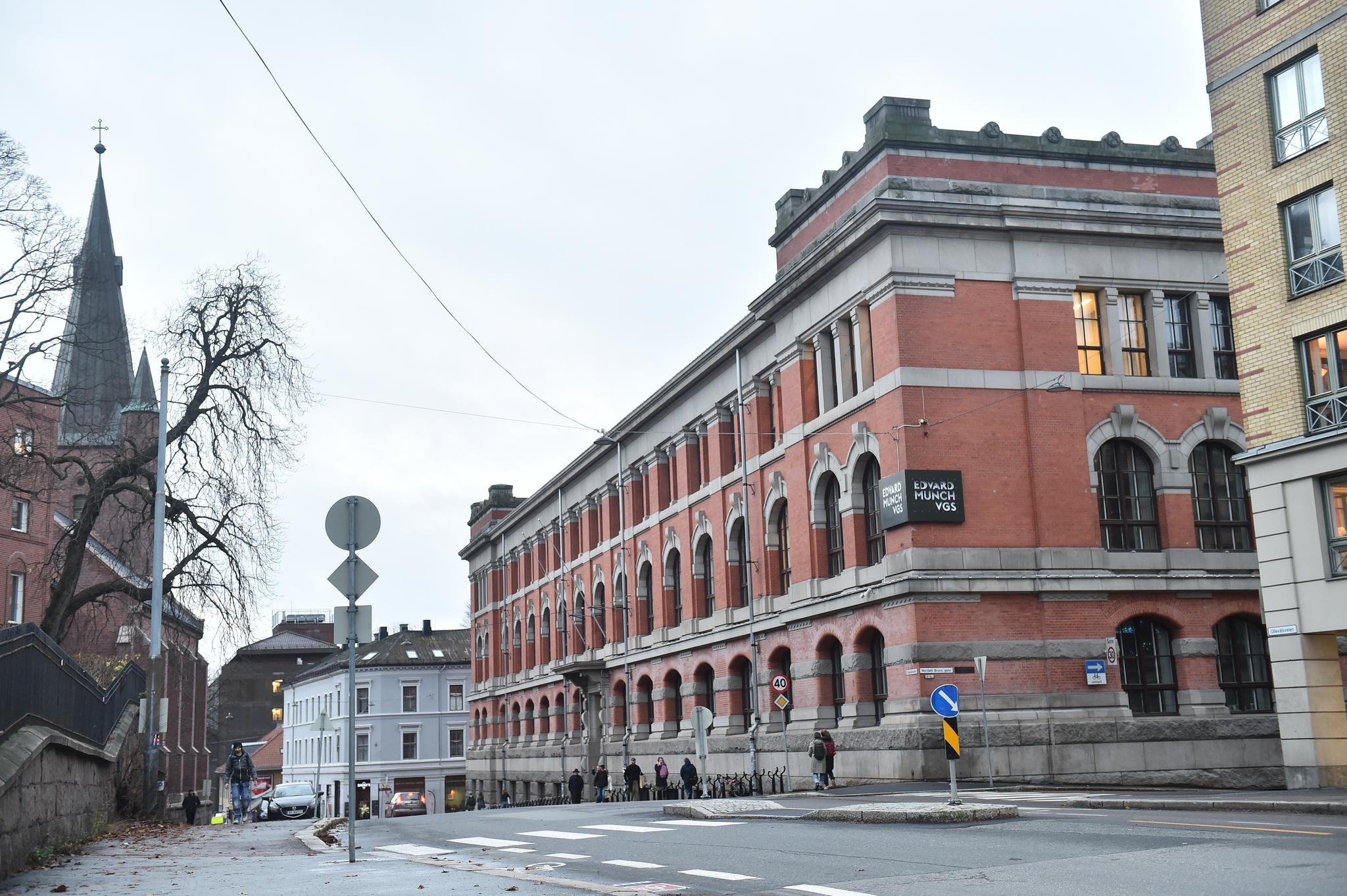 Flere hundre elever var i karantene på den store videregående-skolen Edvard Munch i Oslo denne uken. Det viser tall Aftenposten har hentet inn. 