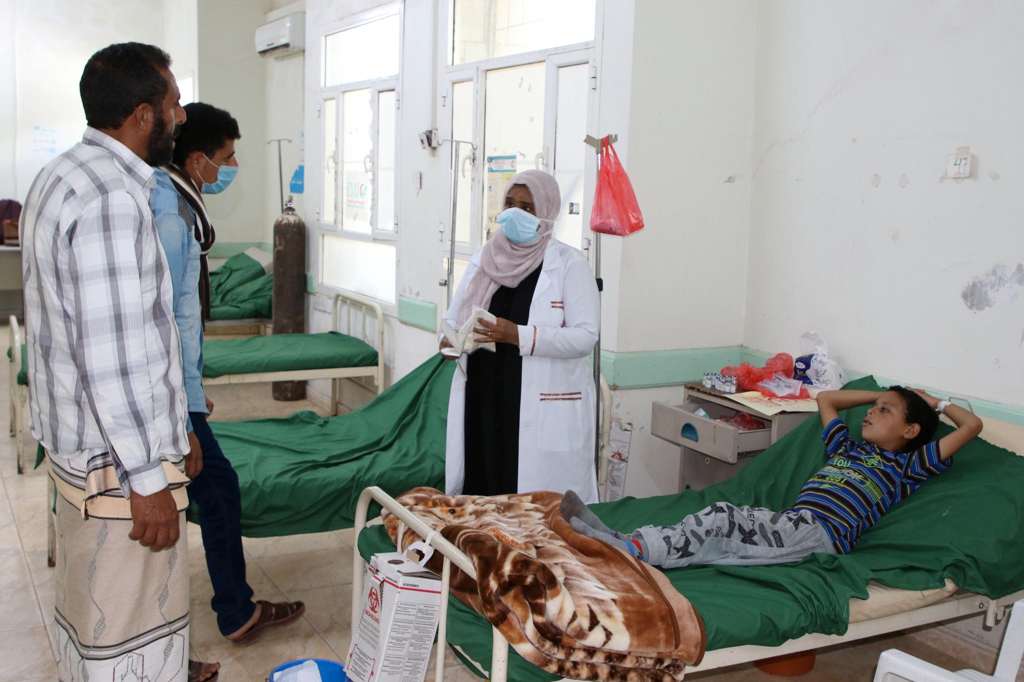 På et sykehus i havnebyen Aden i Sør-Jemen informerer barnelegen Nahla Arishi slektninger av en gutt som er smittet av difteri.