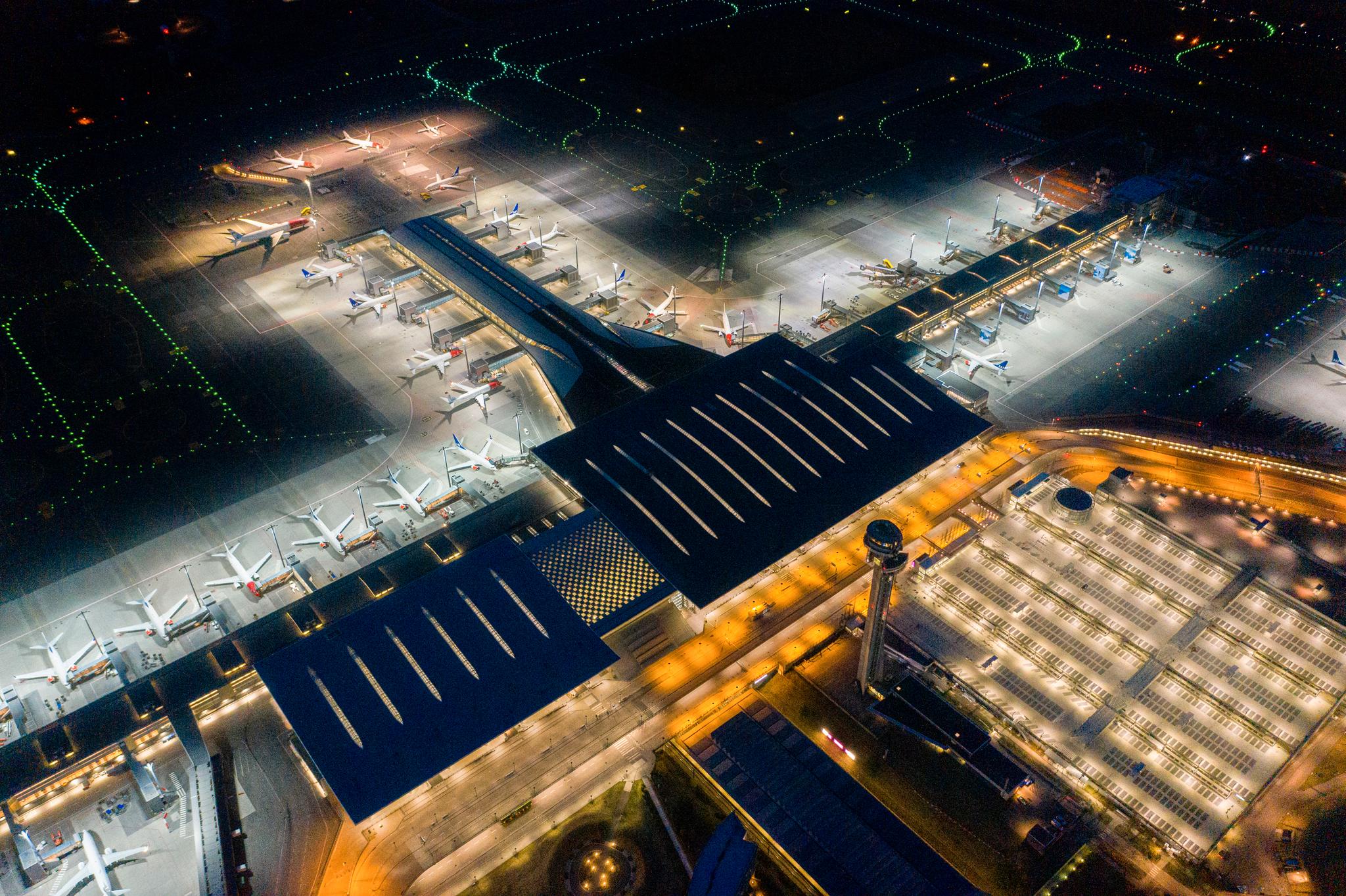 Dette dronebildet av utenlandsterminalen på Gardermoen flyplass viser at det knapt går fly. SAS’ trafikk har stupt med 95 prosent. 