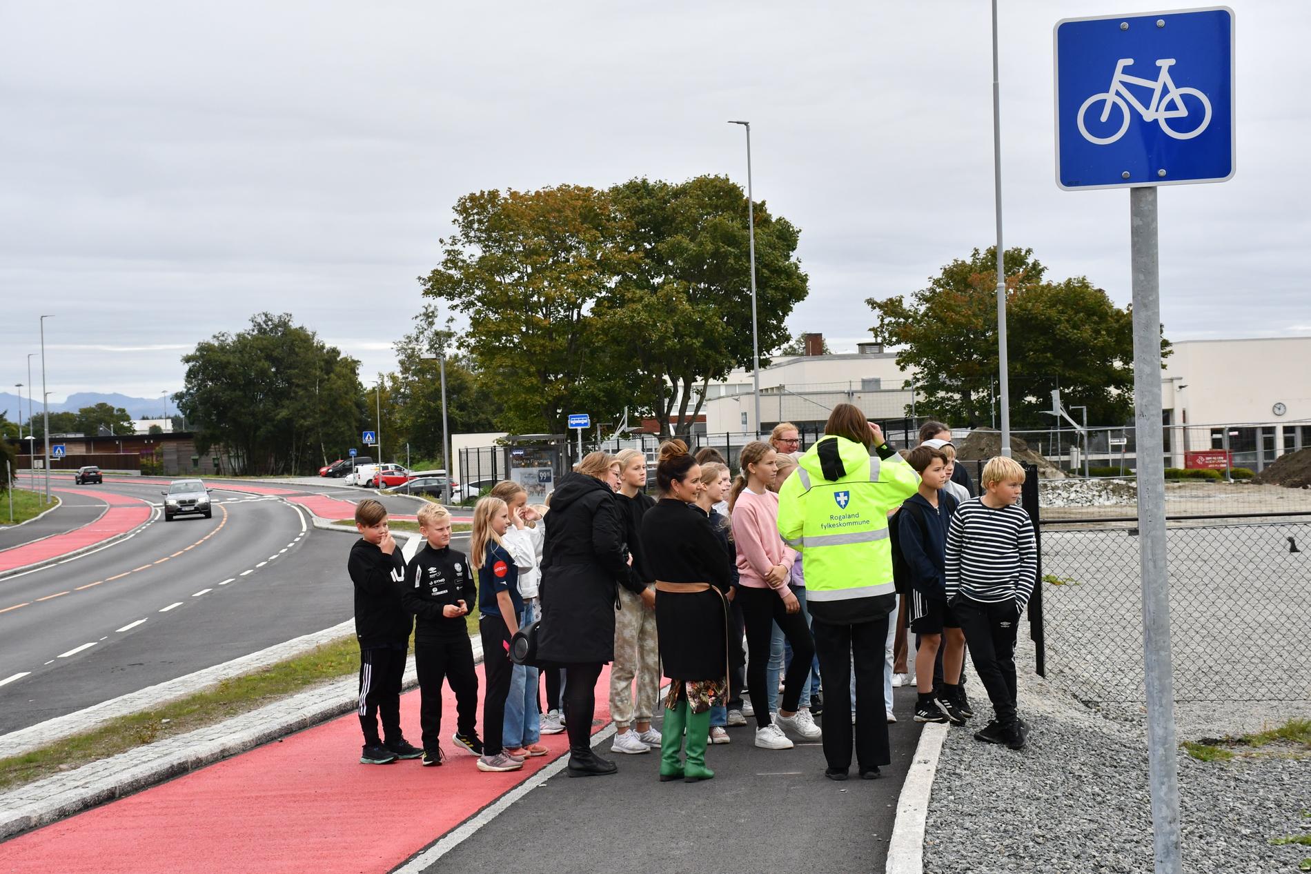 Nylig ble den nye trafikksikre strekningen på Torvmyrveien åpnet. Denne er med på å gjøre skoleveien for barn sikrere.