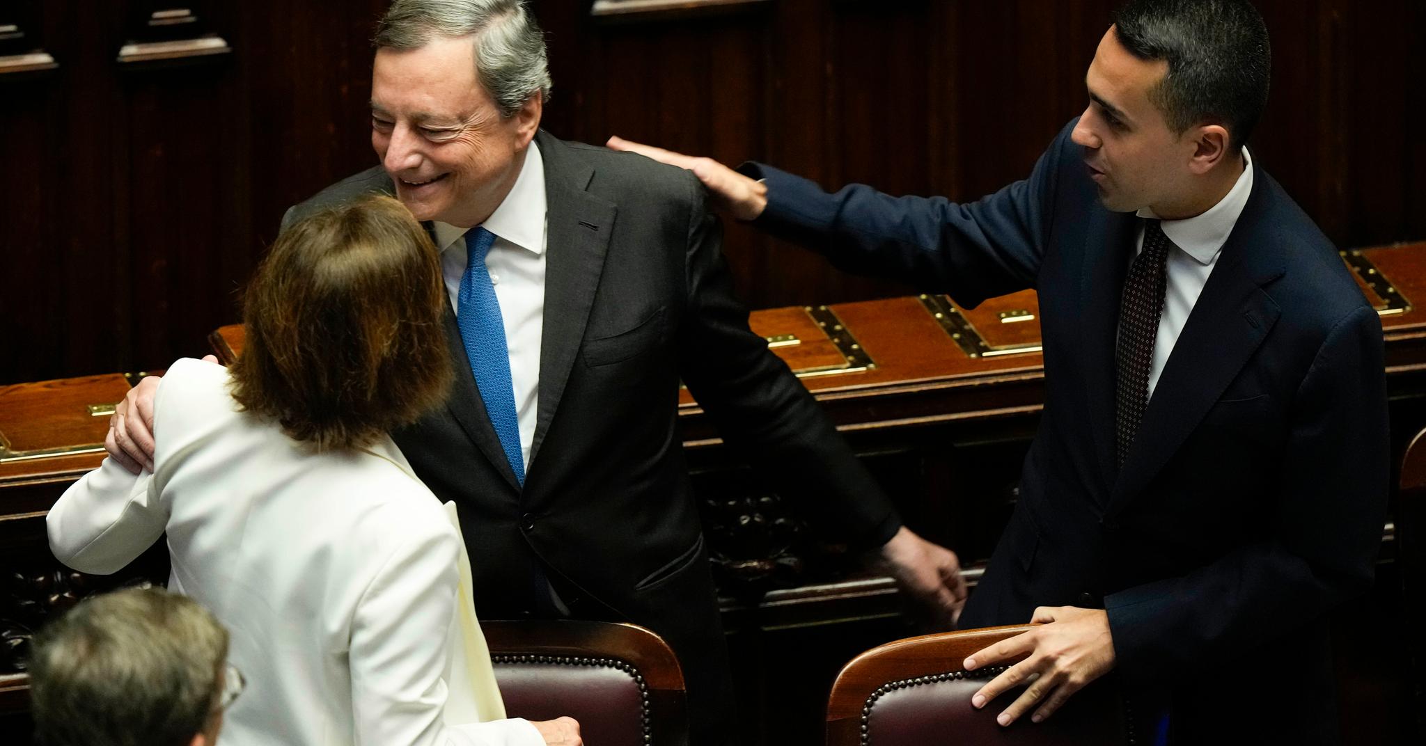 Italias avtroppende statsminister Mario Draghi etter sin tale i parlamentet onsdag. Han får en klapp på skulderen av utenriksminister Luigi di Maio, som har hoppet av Femstjernersbevegelsen og dannet nytt parti.
