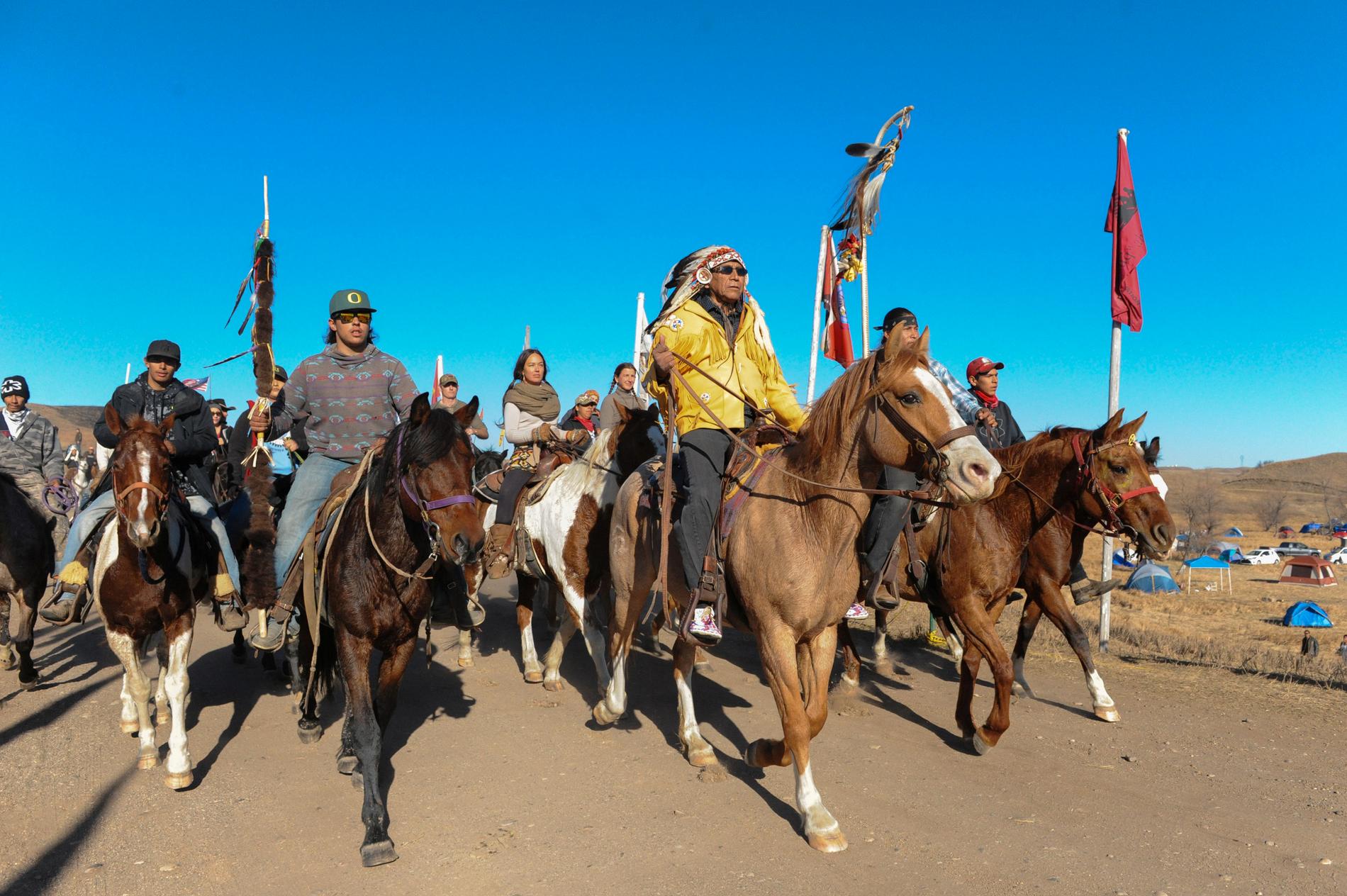 PROTEST: Ryttere fra Bigfoot Riders, Dakota 38 Riders, Spirit Riders og Bigfoot Youth Riders ankommer Oceti Sakowin-leiren under en protest mot Dakota Access pipeline i november i fjor. 