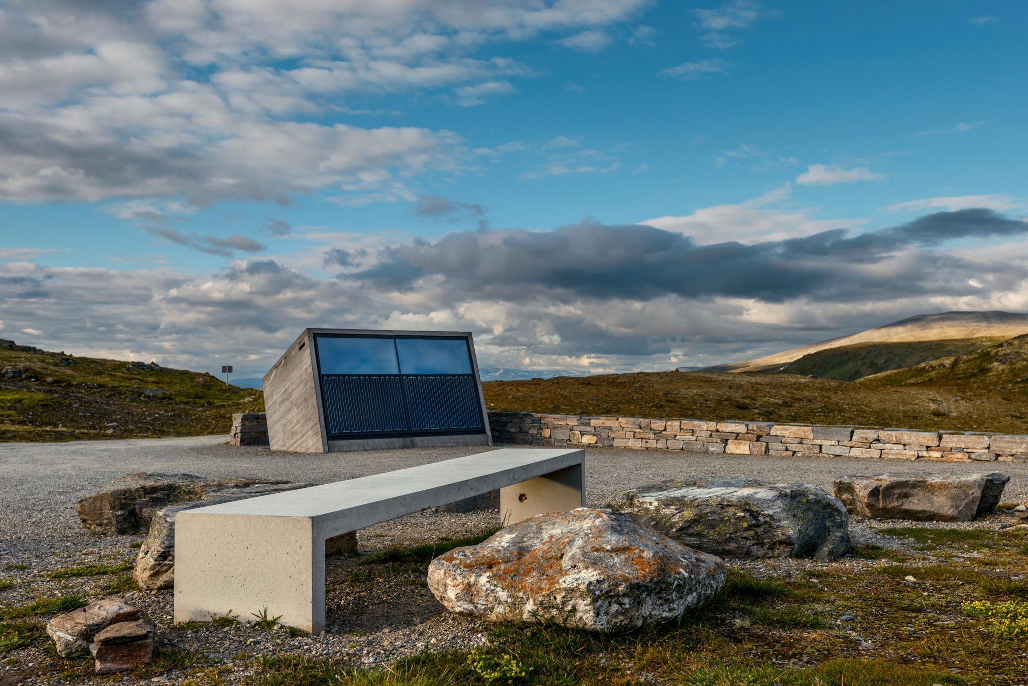 Flotane rasteplass på Aurlandsfjellet får all nødvendig energi fra solcellepanelene som dekker deler av bygget. Arkitekt: Lars Berge / LJB AS.