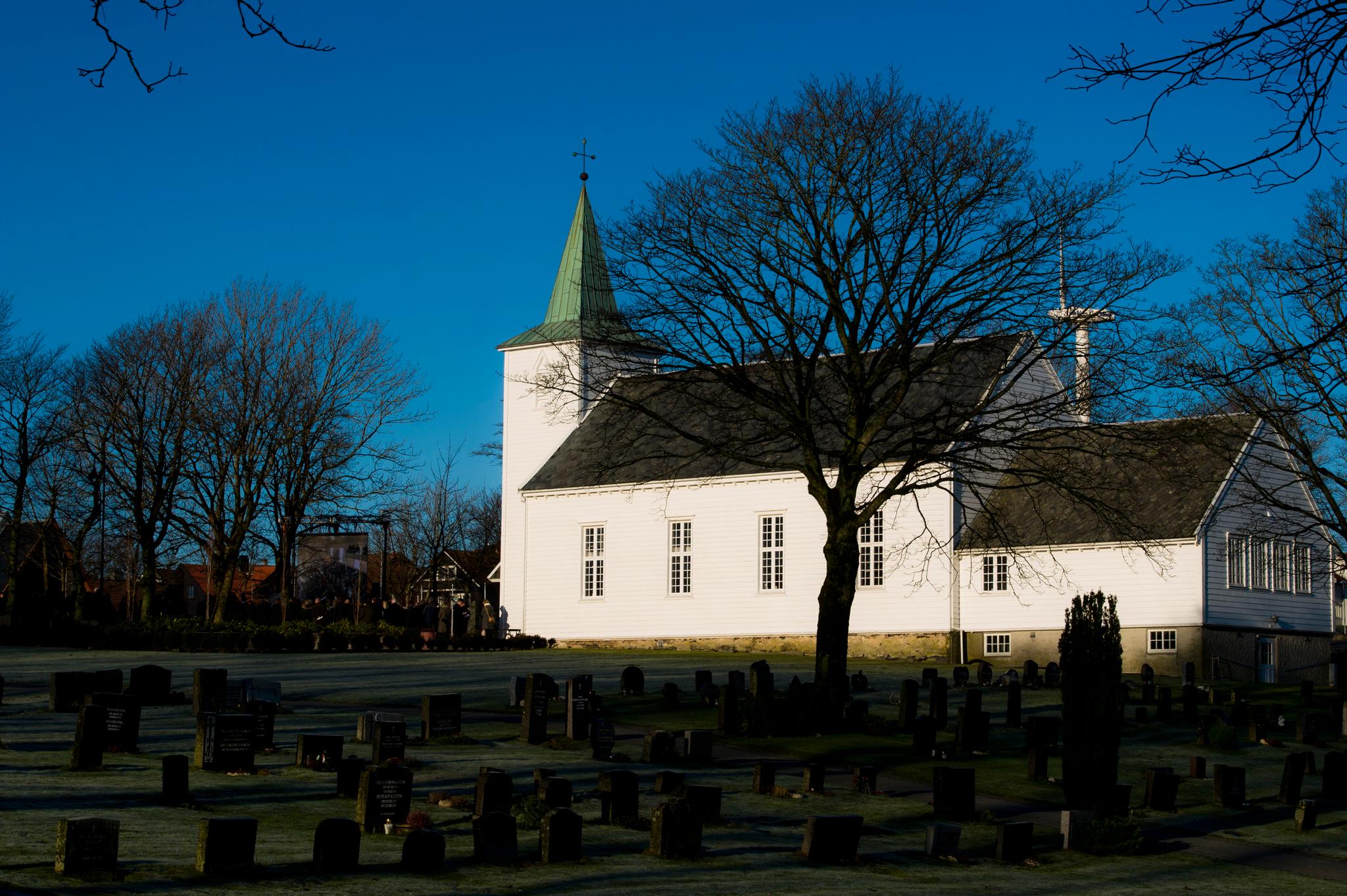 To kirkegårder i Sør-Norge ble utsatt for hærverk lørdag. I ett av tilfellene, som fant sted på kirkegården ved Klepp kirke (bildet), anholdt politiet fem ungdommer. 