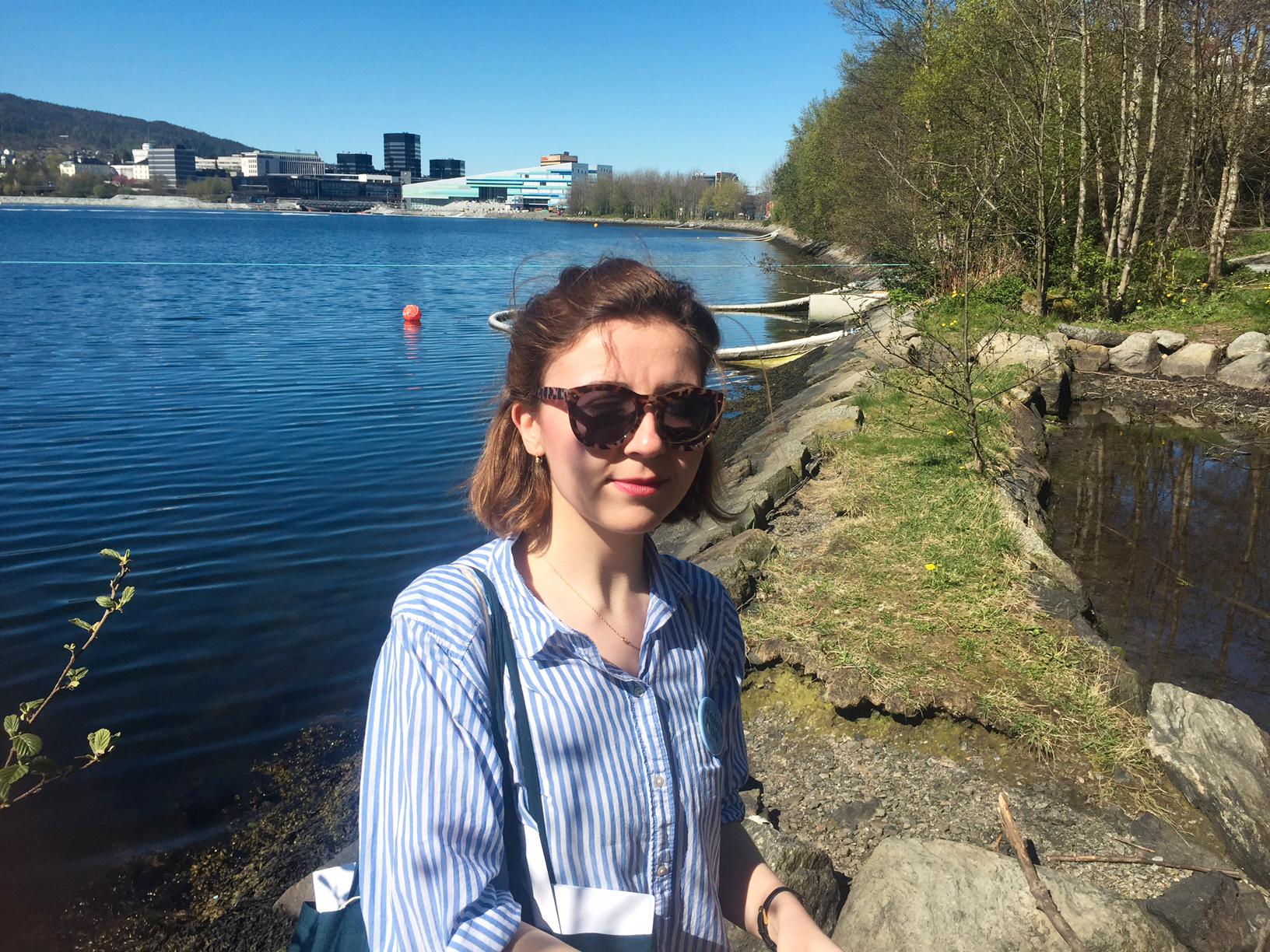 VIKTIG MILJØAKSJON:   Emina Koch i Bergenhus Venstre mener slike ryddeaksjoner er viktige. – Vi har ryddegrupper flere steder i byen i dag, og vil fortsette utover i mai, sier hun.
