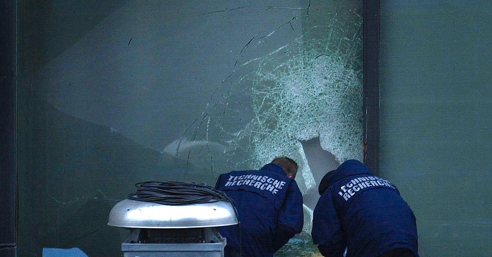 Nederlandsk politietterforskere ved et vindu som ble knust under innbruddet på Van Gogh-museet i Amsterdam i desember 2002. Nå er de to verdifulle maleriene gjenfunnet i Italia.
