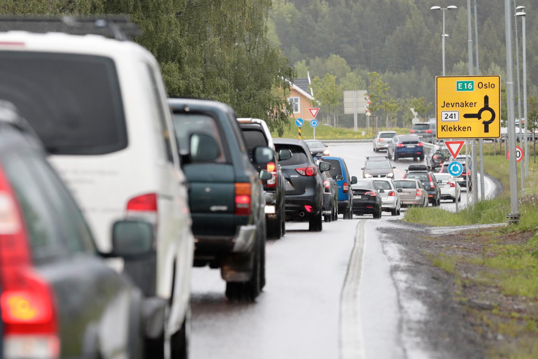 Stor trafikk fører til lange køer og forsinkelser på veiene flere steder på Østlandet søndag kveld, som her på E16 ved Hønefoss.