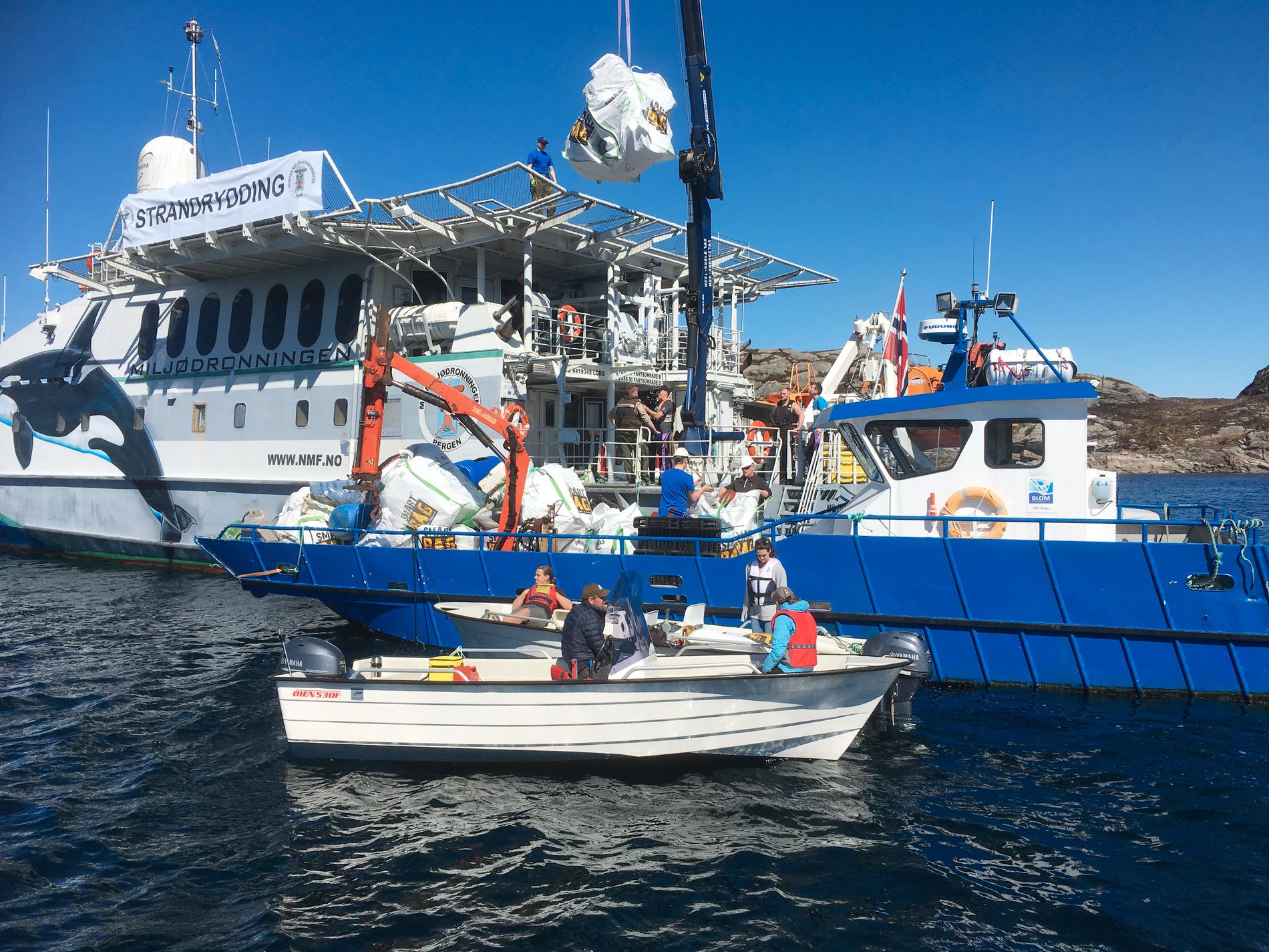 I SKJØNN FORENING: – Her samarbeider oppdrettsbransjen og miljøforkjempere i skjønn forening. Blom fiskeoppdrett sin båt har vært rundt og samlet innsamlet plast som de leverer til Miljødronningen, sier Landro. 
