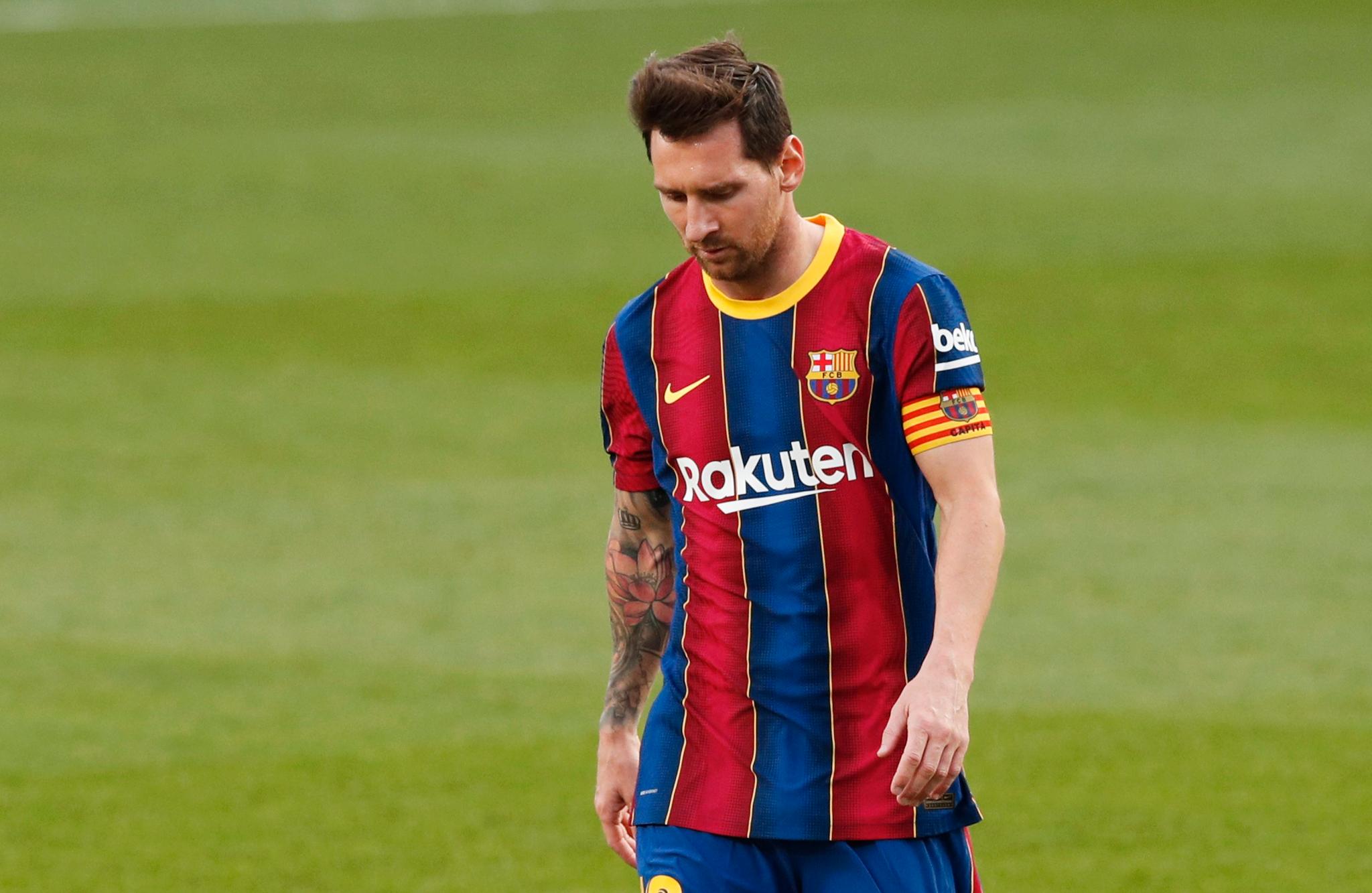 Med bøyd hode forlot Barcelona-kaptein Lionel Messi Camp Nou etter 1–3-tapet for erkerival Real Madrid lørdag. 