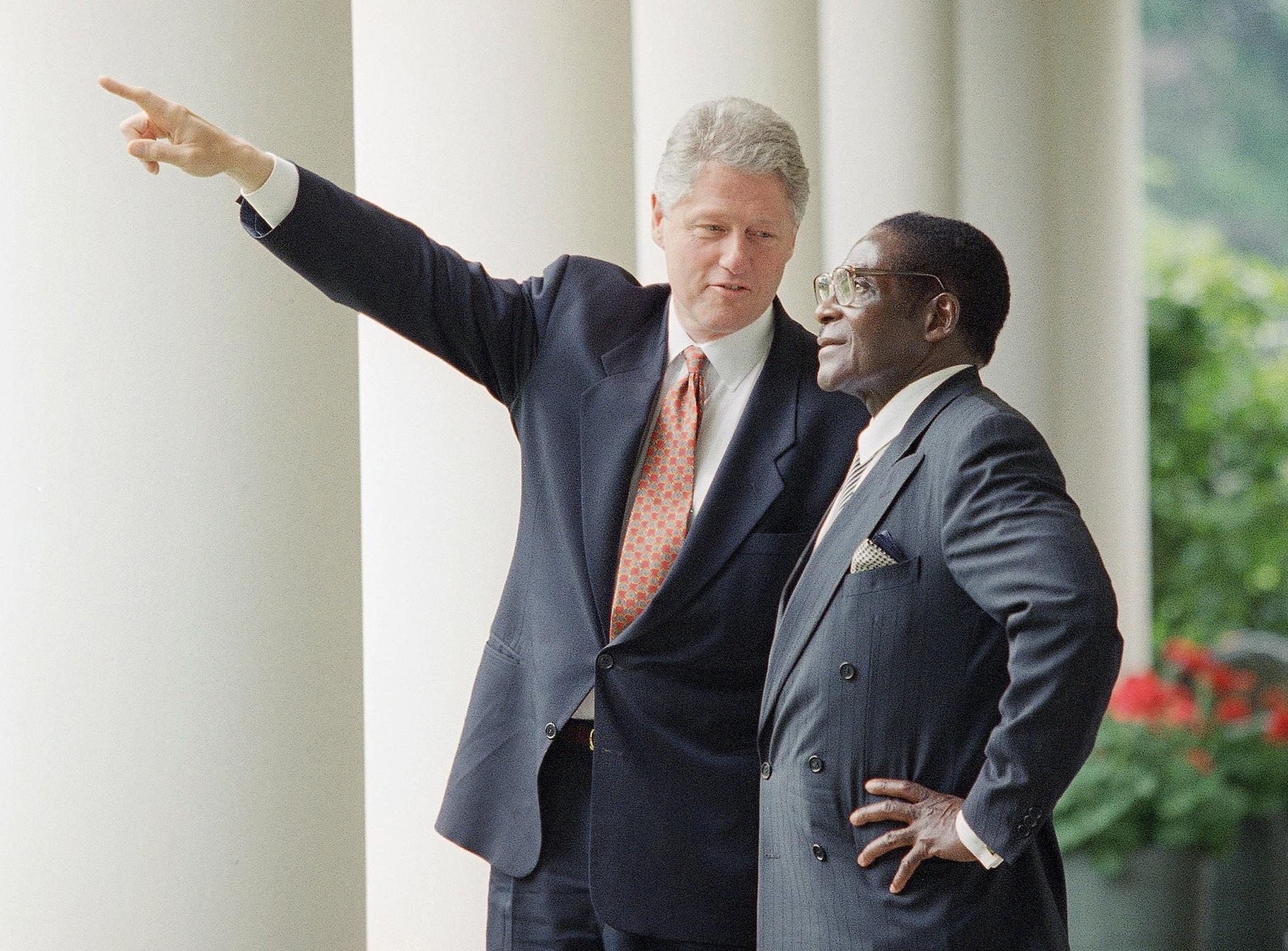 Som følge av en rekke sanksjoner har ikke Robert Mugabe kunnet reise til Europa og USA de seneste årene. Her avbildet med tidligere president i USA Bill Clinton i 1995. 