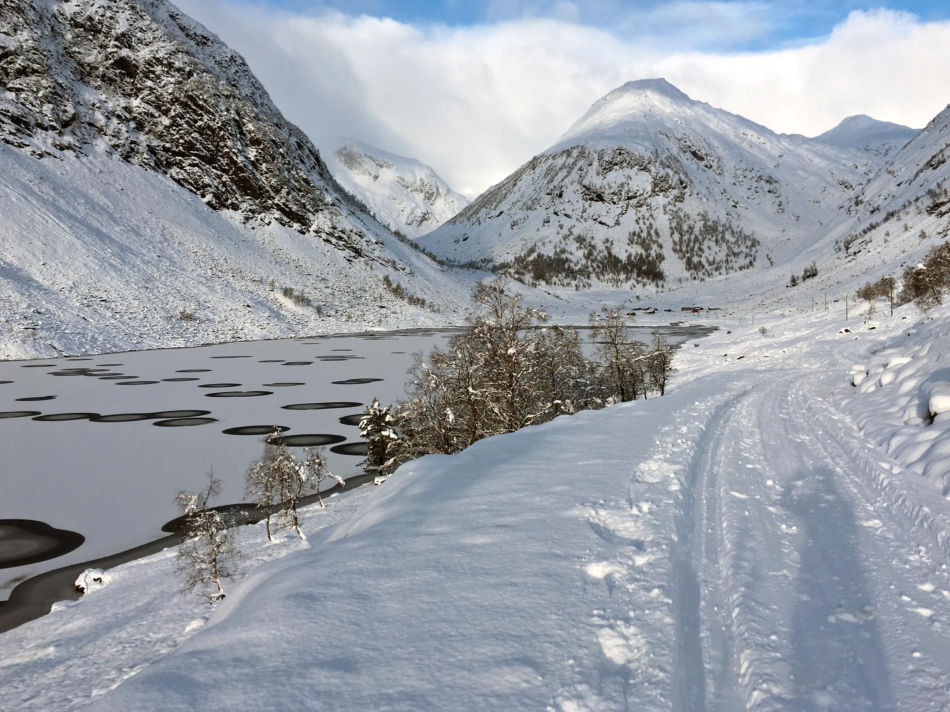 FULLT AV HULL: Anestølsvatnet var fullt av runde hull i isen da Anne Rudsengen gikk forbi på skitur sist søndag. – Jeg er ikke overtroisk, så jeg skjønte at dette måtte ha en naturfaglig forklaring, sier hun.