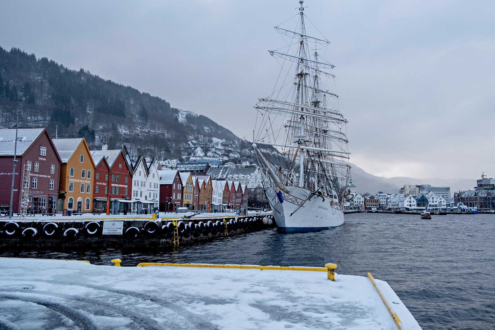 Natt til mandag har det lagt seg et lag med snø i Bergen. 