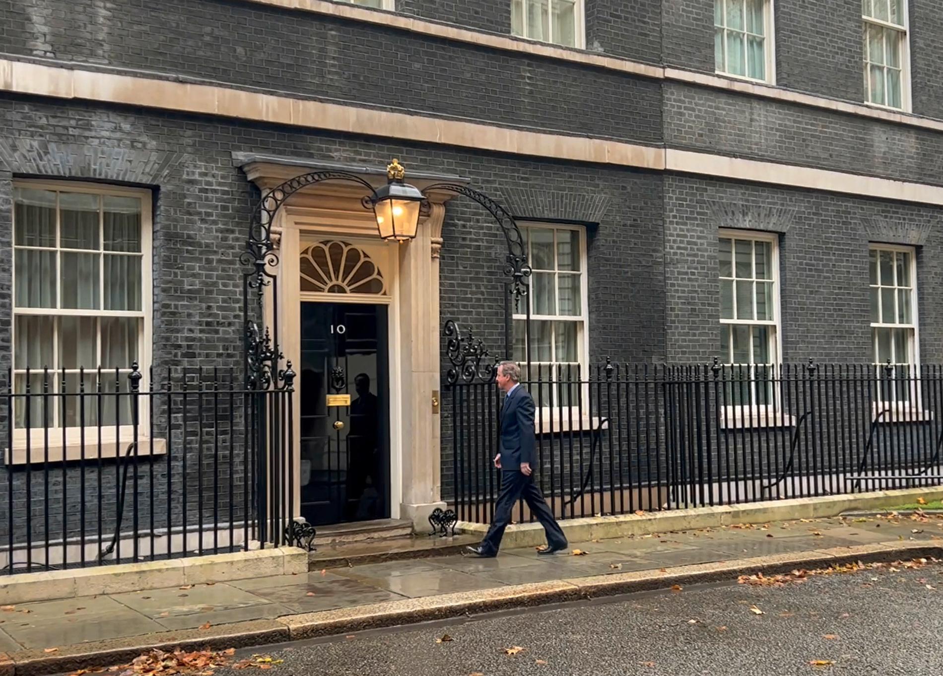 David Cameron på vei inn i 10 Downing Street mandag. 