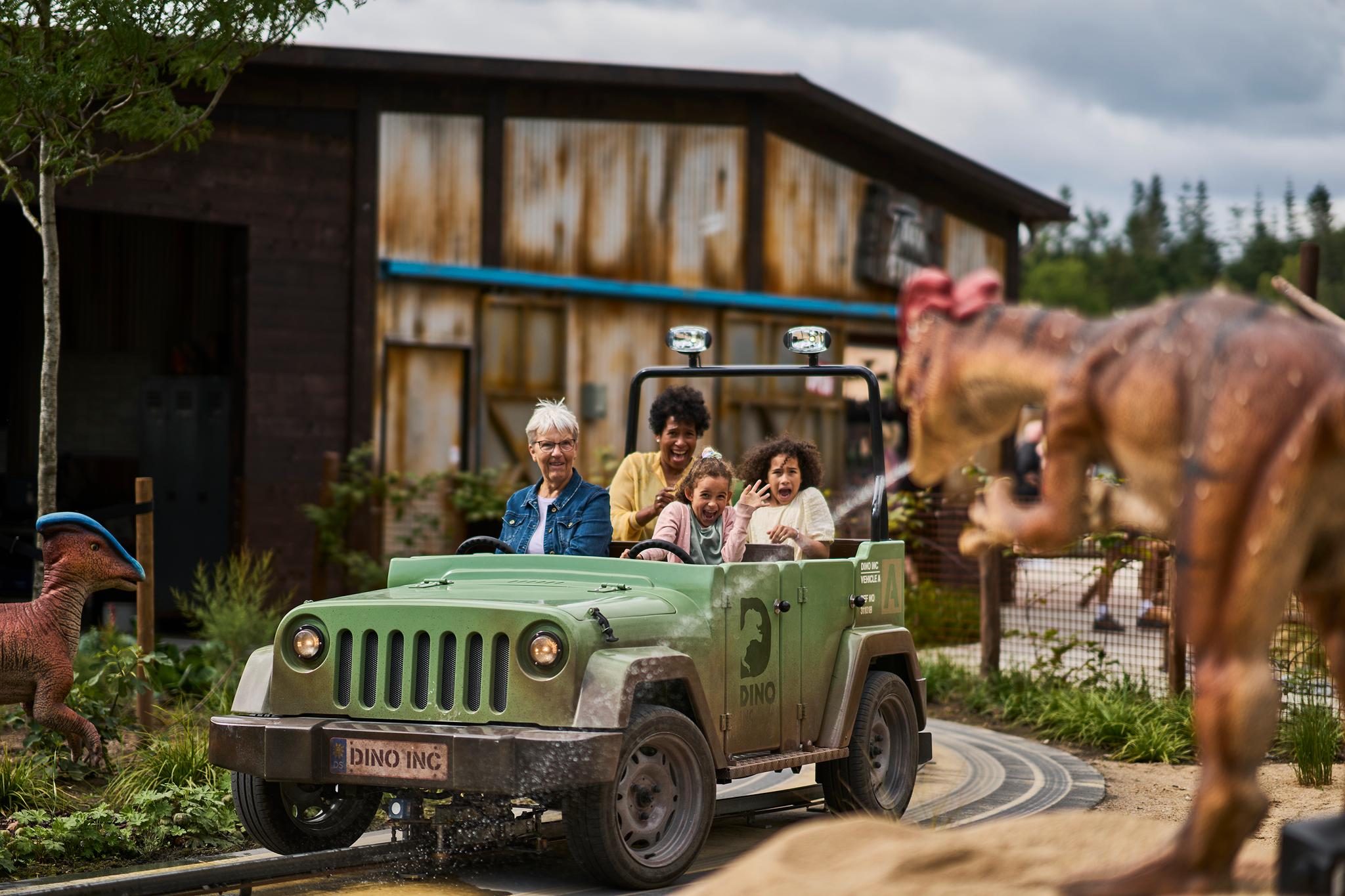 En kan kjøre safari rundt om i dinosaurparken. 