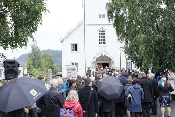 Det var mange som ikke kom inn i kirken før dagens begravelse.