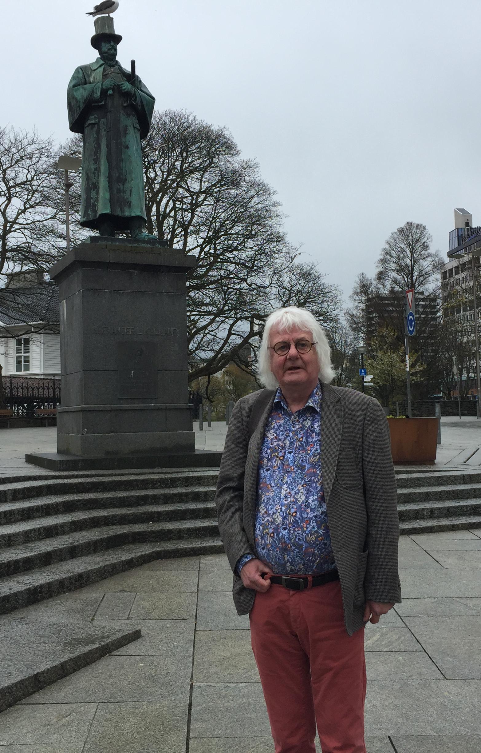 Per Inge Torkelsen foran Kielland-statuen i Stavanger sentrum.