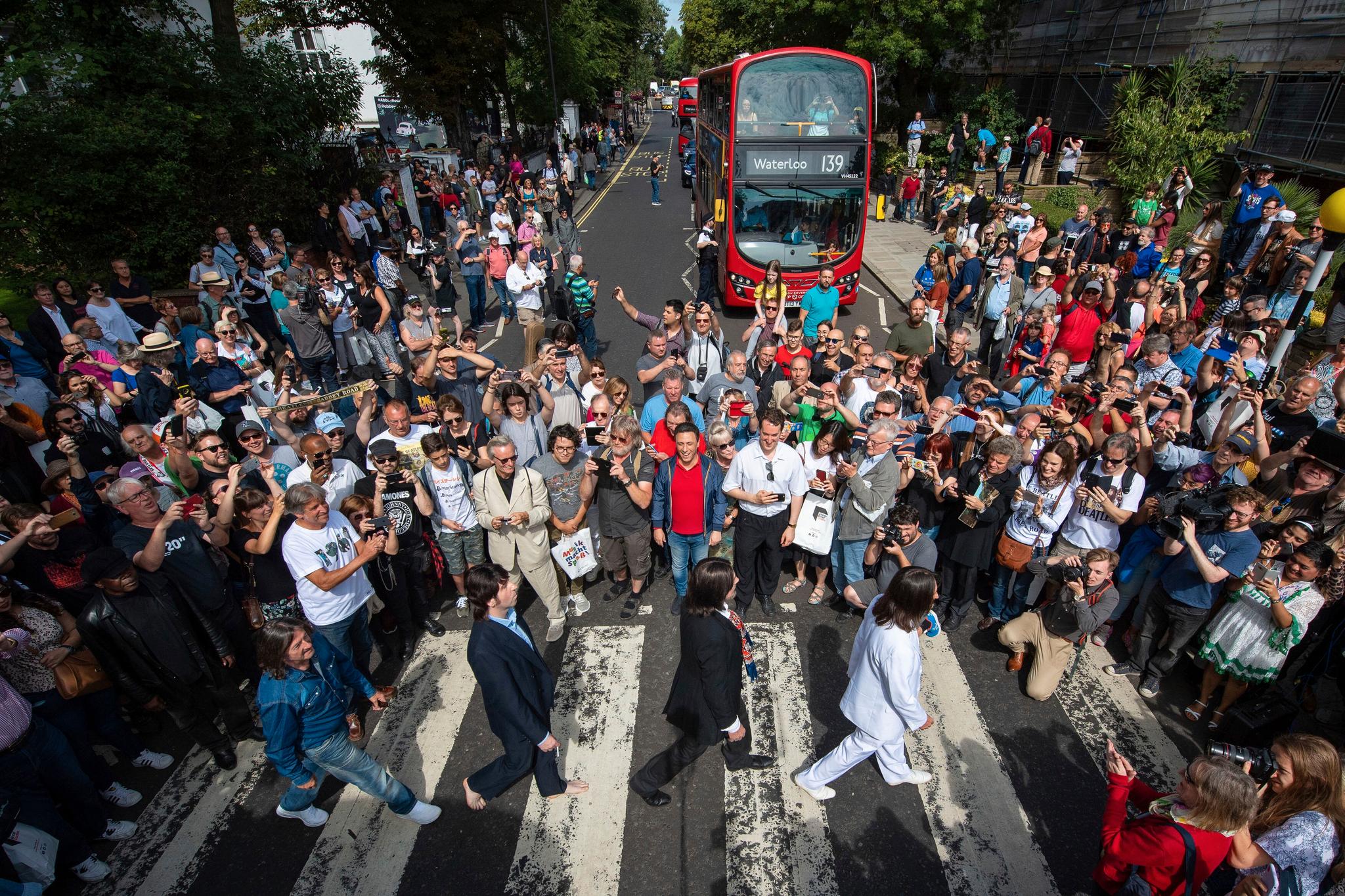 Tusener av fans var samlet for å krysse gaten På minuttet femti år etter at «The Fab Four» ble fotografert, 8. august i år. 