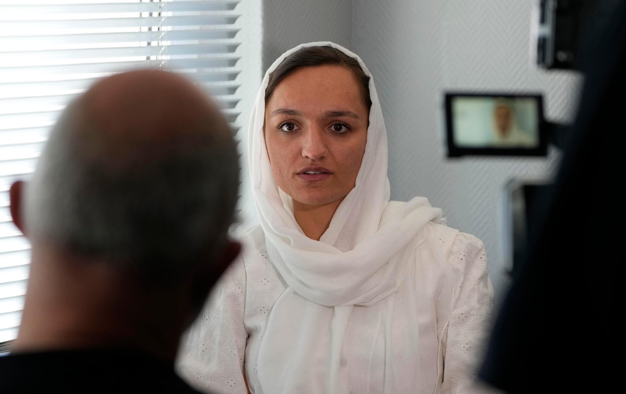 Zarifa Ghafari har flyktet til Tyskland. Her under et intervju med nyhetsbyrået AP 25. august. 