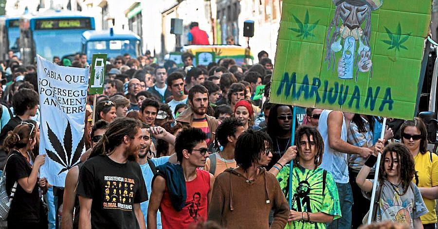 Portugal har avkriminalisert bruk og besittelse i små mengder av alle former for narkotika. Det er imidlertid ikke det samme som at det er legalisert, slik disse demonstrantene i byen Porto tok til orde for i mai i fjor. Narkotika er fortsatt forbudt etter portugisisk lov.