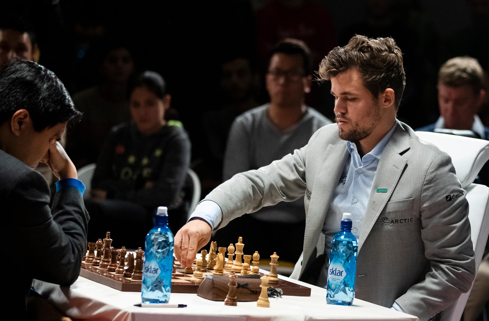 Magnus Carlsen ligger under etter den første dagen av VM-finalen i fischersjakk.