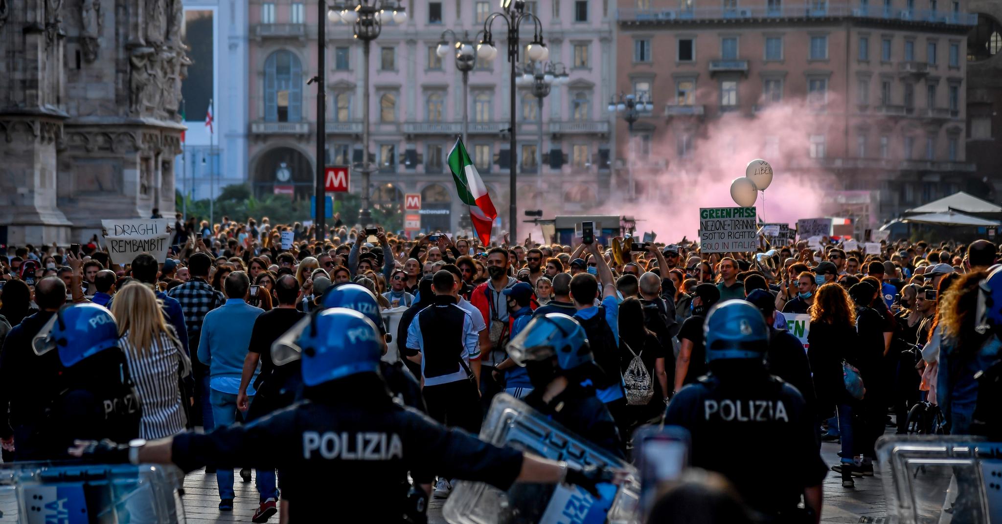Politiet holder vakt mens folk demonstrerer mot koronasertifikat i Milano. Nå vurderer regjeringen å ta i bruk det omdiskuterte sertifikatet i Norge. 