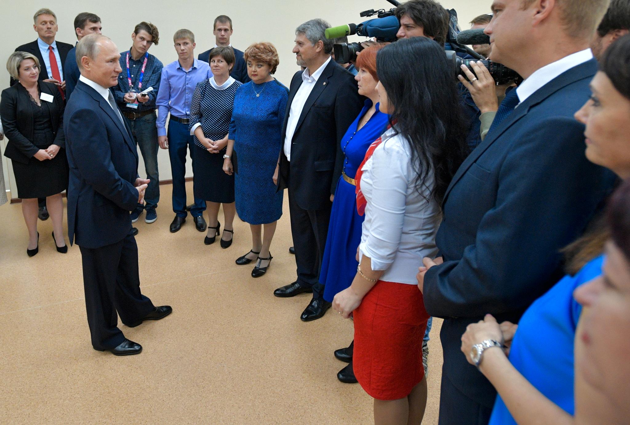 President Vladimir Putin møter lærere ved en skole i byen Ob i Novosibirsk-regionen 28. august 2018.