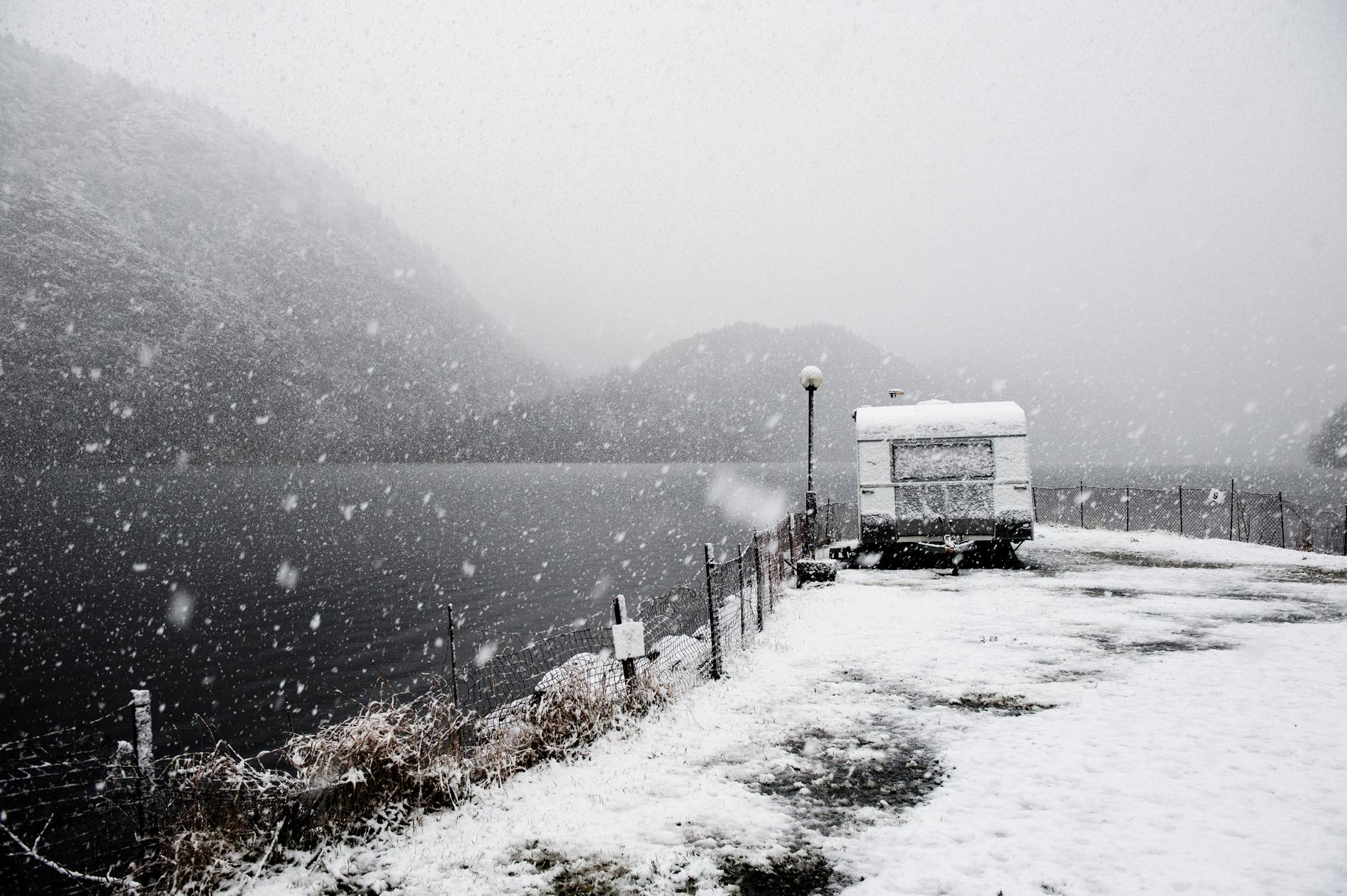 SESONGENS FØRSTE SNØ: Det snødde tett på Grimen camping i Bergen fredag morgen. 