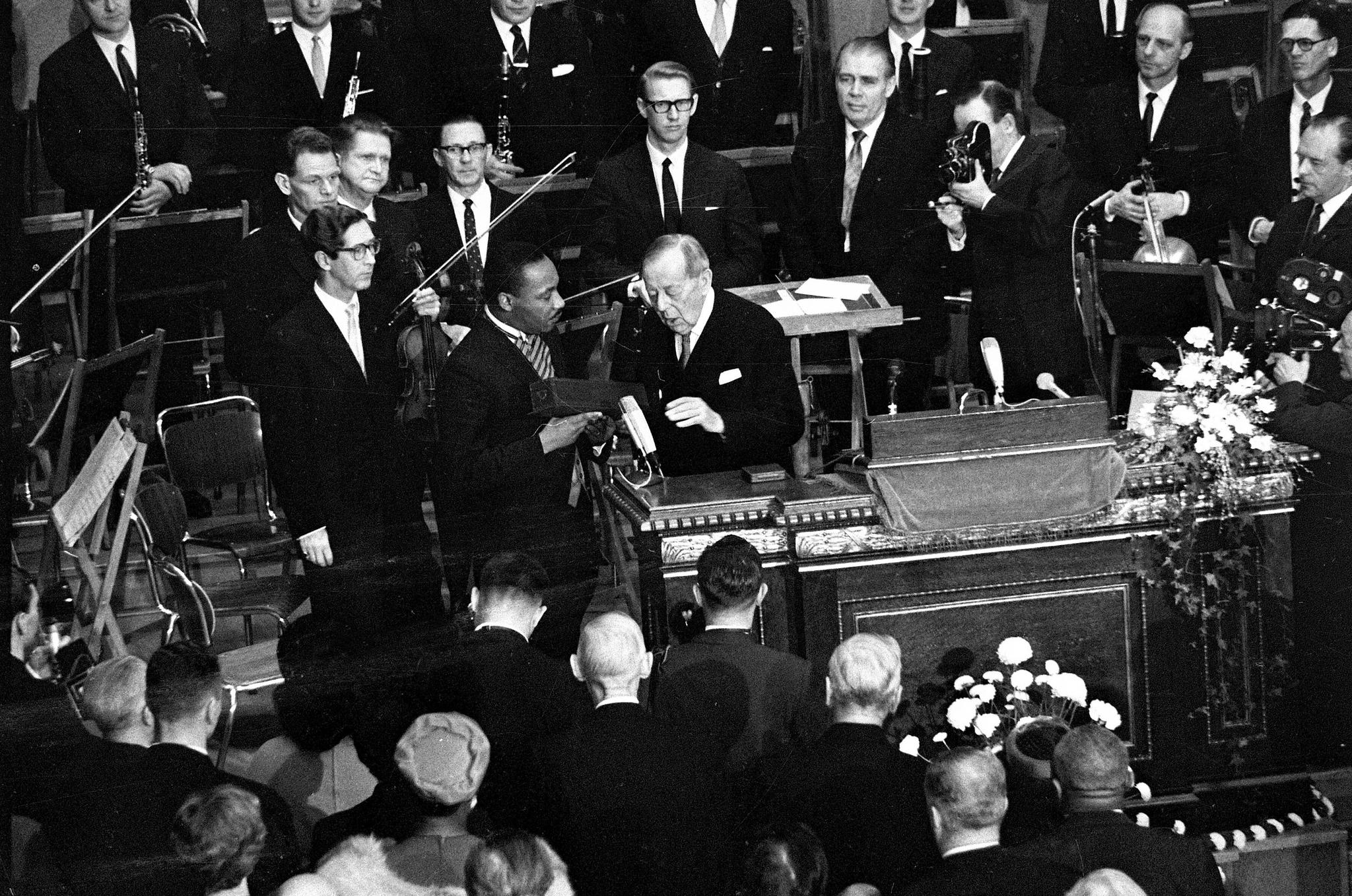 Martin Luther King får nobelprisen av daværende leder av Nobelkomiteen Gunnar Jahn, i Oslo.