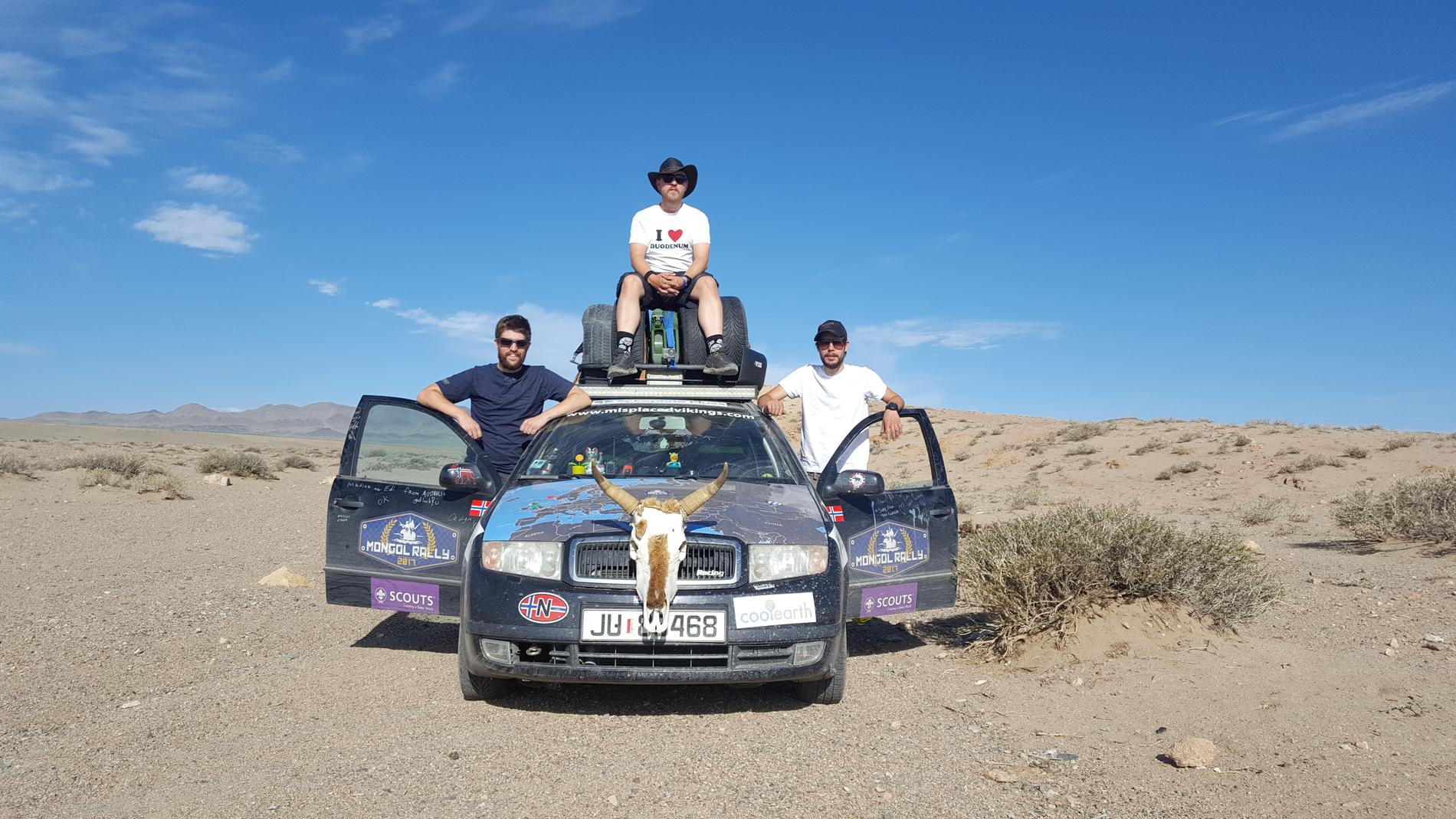 Henrik Vagle Dalsgaard, Anders Christoffersen og Vegard Pettersen i laget «The Misplaced Vikings» i Skodaen de kjørte med til Mongolia. Oksehodet fant de på veien. 