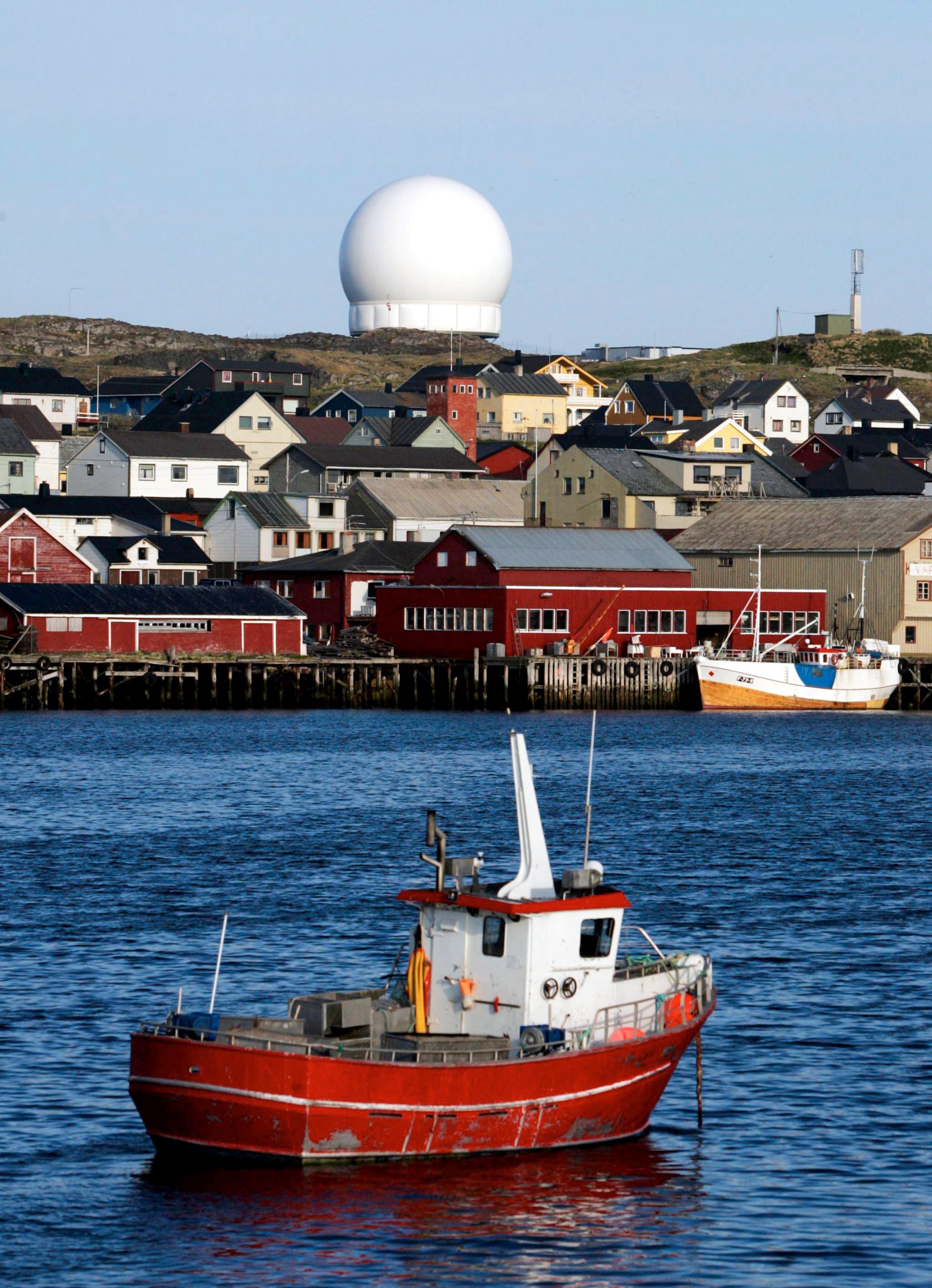 Over Vardø troner den mektige kuppelen som er en amerikansk radarstasjon.