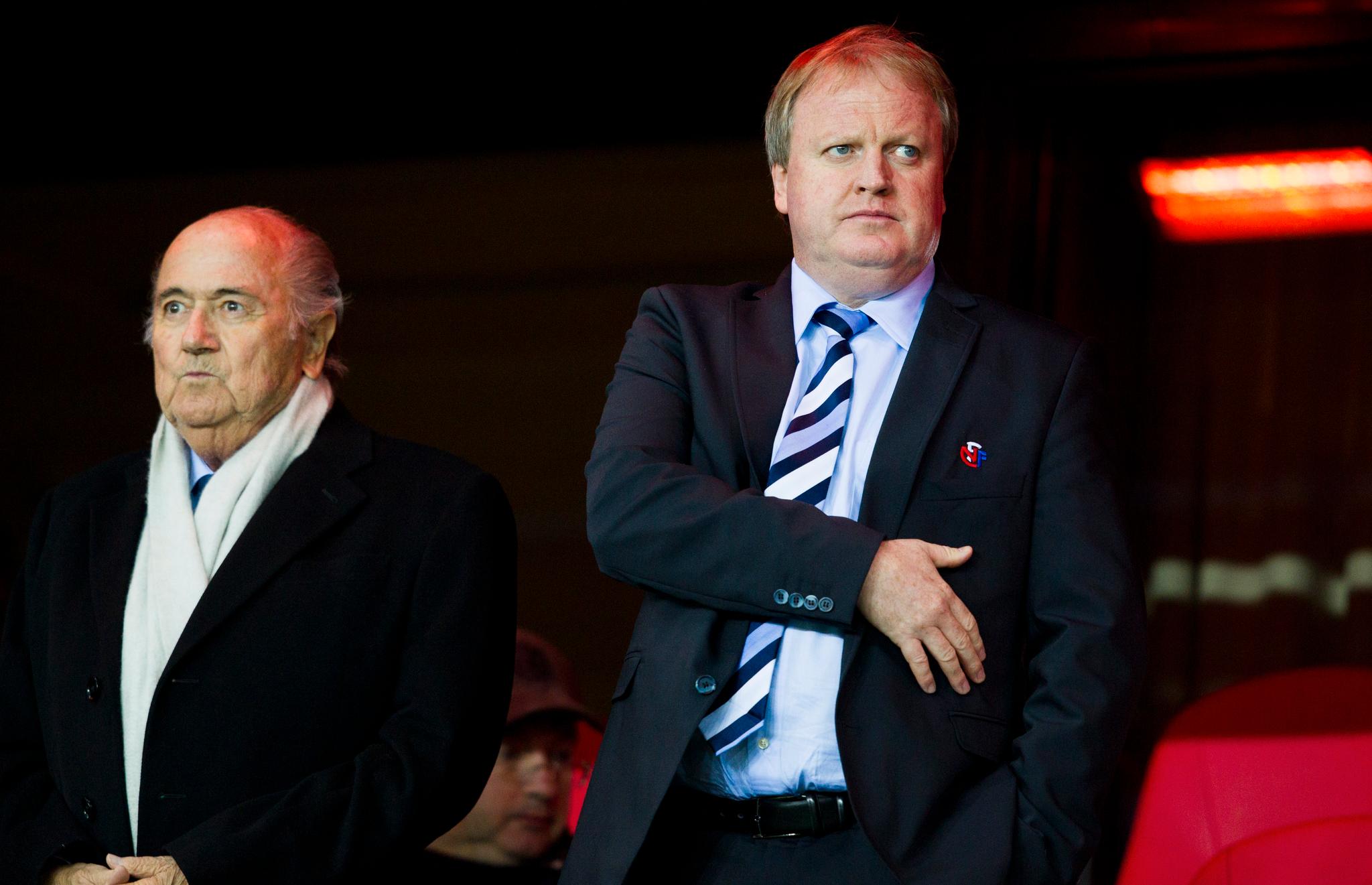 FIFA-president Sepp Blatter og NFF-presiden Yngve Hallén sammen på Ullevaal i oktober i fjor. 